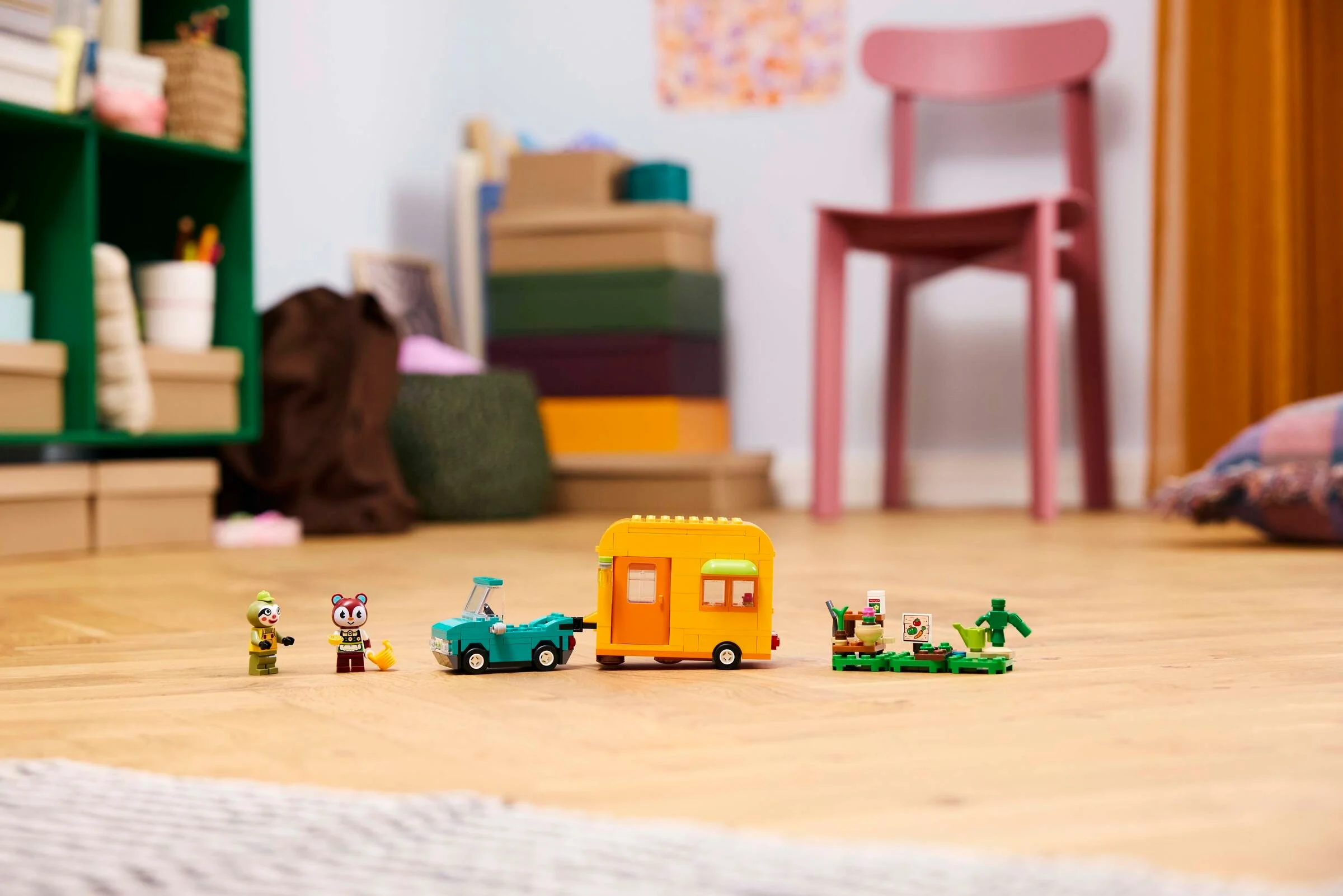 Setul LEGO Animal Crossing Leif's Caravan & Garden Shop, o scenă adorabilă. Detalii colorate și personaje simpatice.