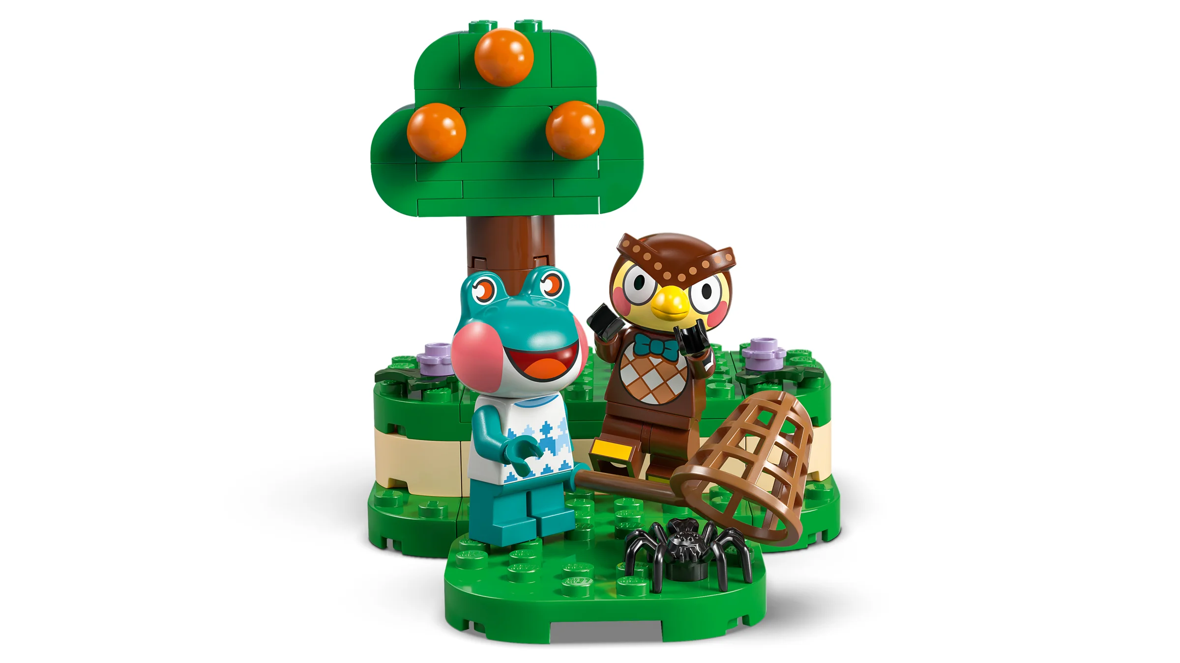 Imagine cu setul LEGO Animal Crossing 77056, cu Blathers și Froggy pe o insulă. E un copac cu portocale.