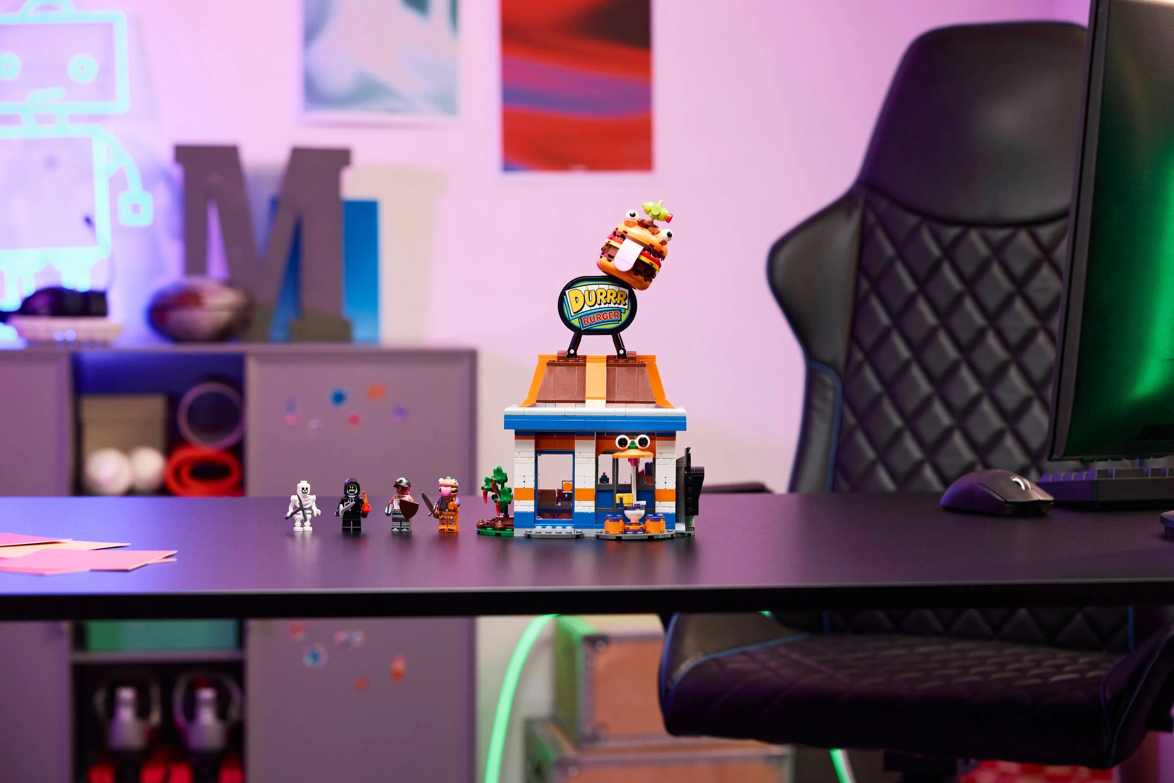 Restaurantul Durrr Burger LEGO cu minifigurine Fortnite, viu colorat și detaliat.