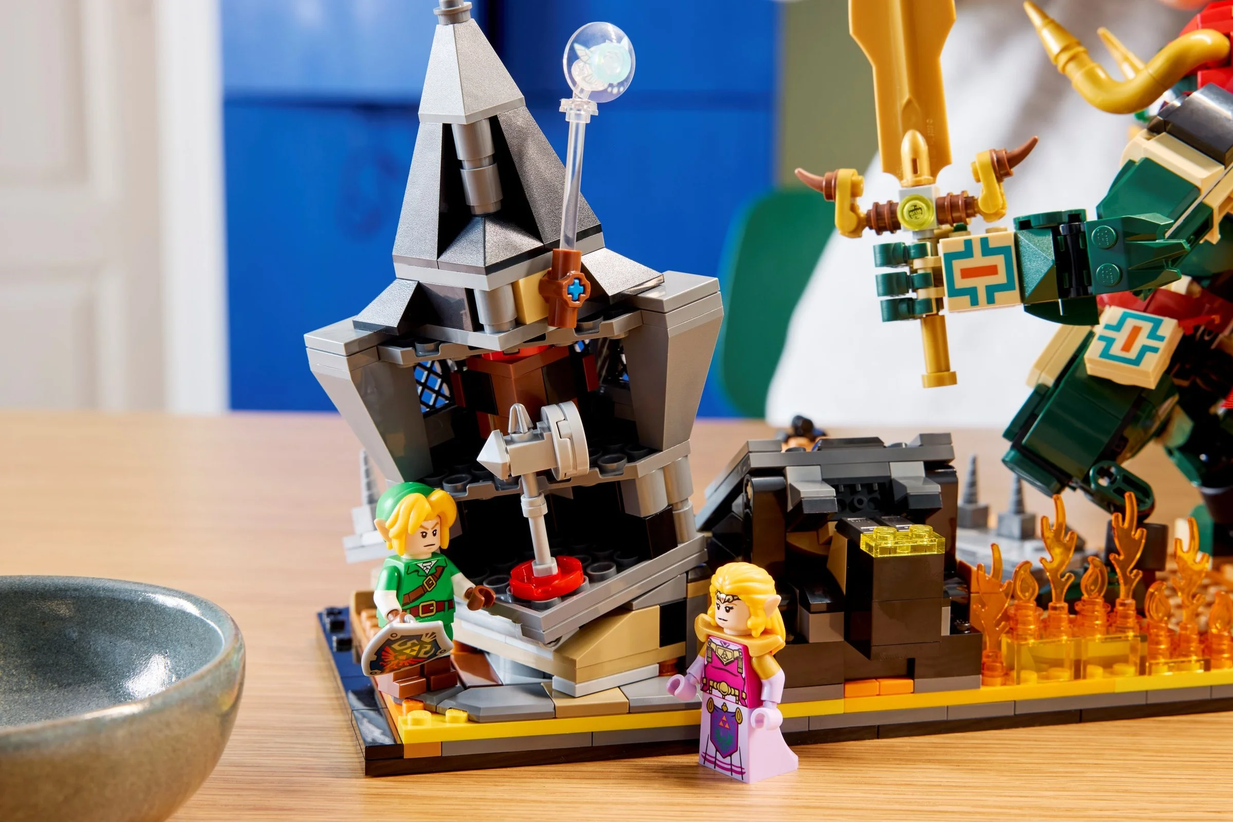 Setul LEGO Ocarina of Time: Bătălia Finală cu minifigurinele Link și Zelda.