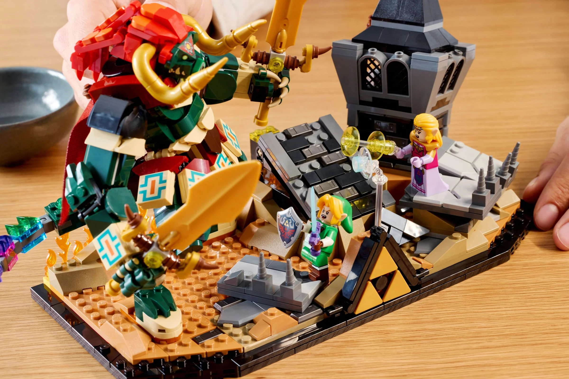 Setul LEGO Ocarina of Time, cu Link, Zelda și Ganondorf în bătălia finală.
