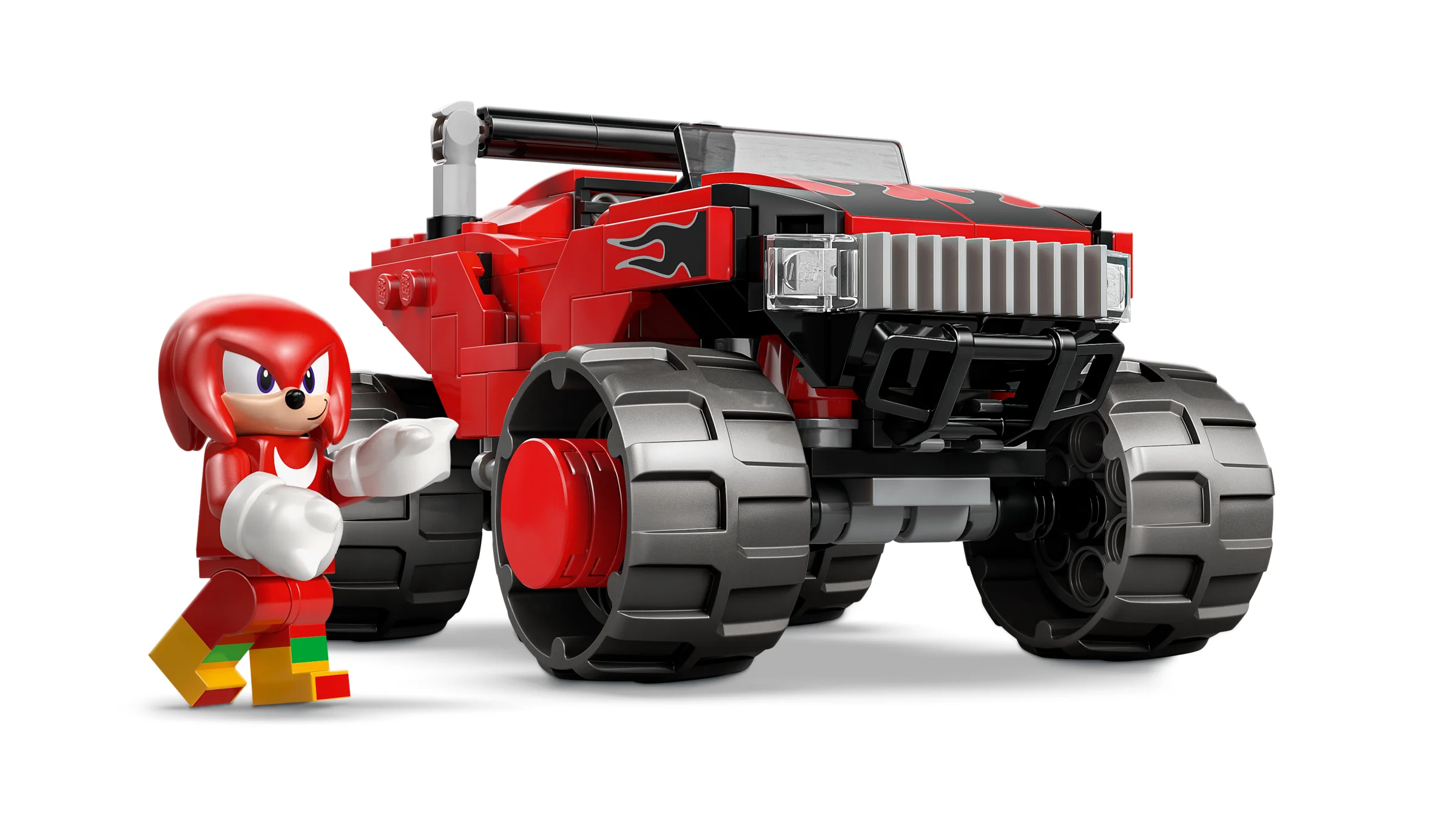 Knuckles lângă monster truck-ul său LEGO, roșu și negru, cu flăcări. Un set distractiv!