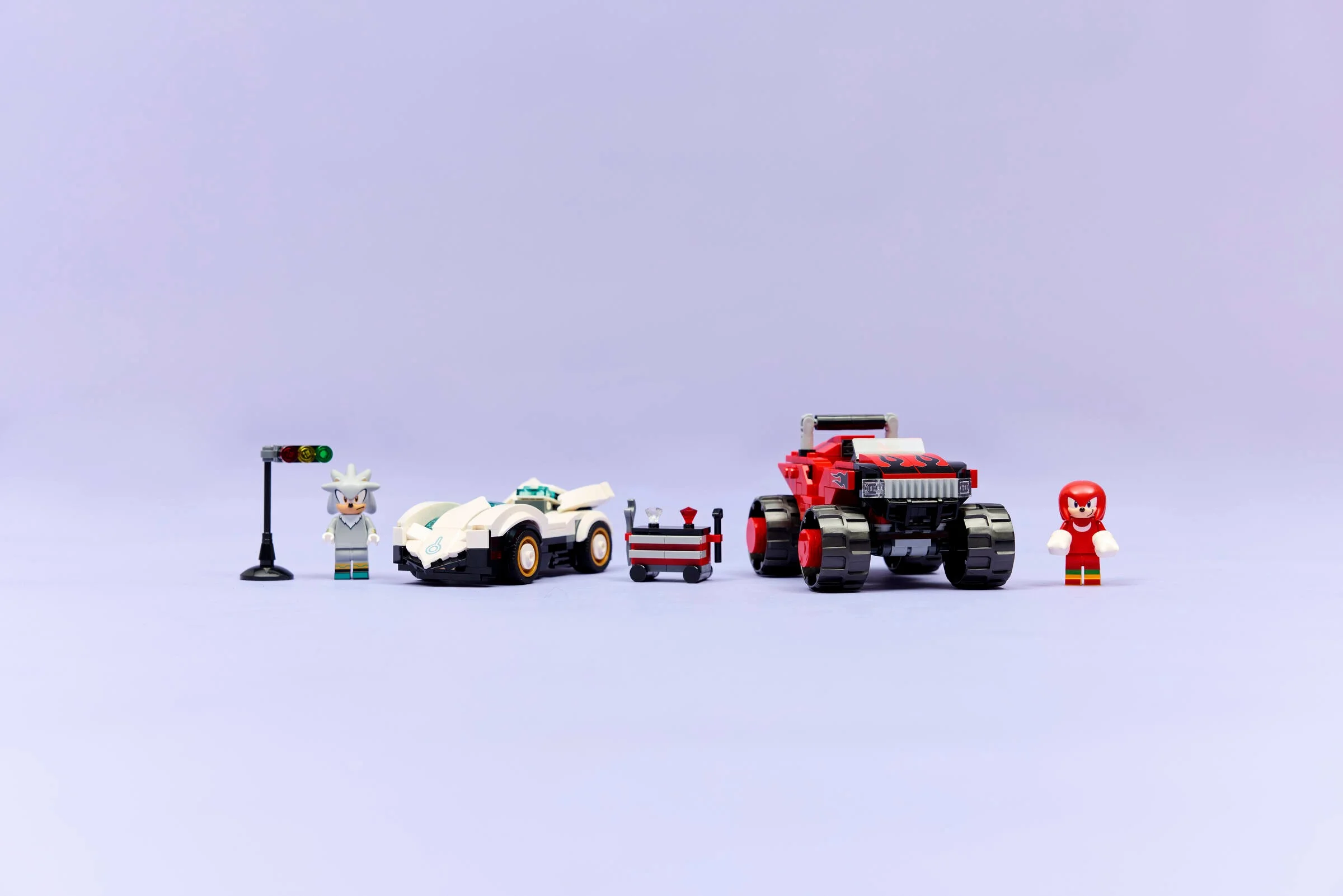 Imagine cu mașina lui Silver și camionul monstru al lui Knuckles, LEGO Sonic.