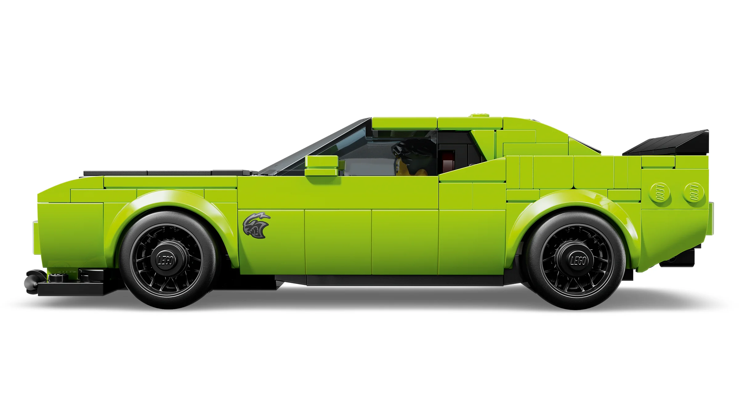 Modelul LEGO Dodge Challenger SRT Hellcat verde, văzut din lateral. Design detaliat.