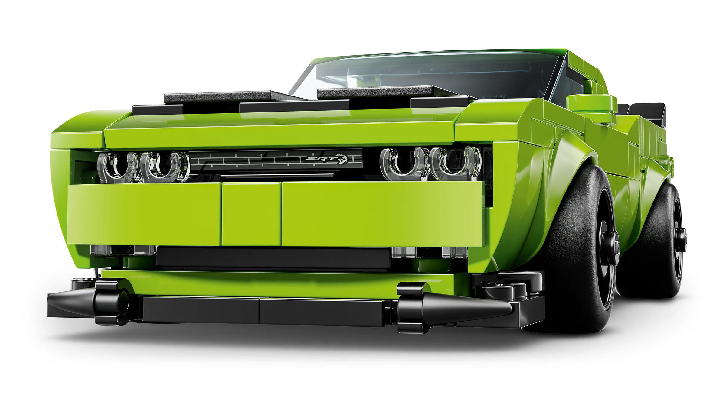 Prim plan al modelului Dodge Challenger SRT Hellcat verde, din față. Detalii precise ale farurilor și grilei.