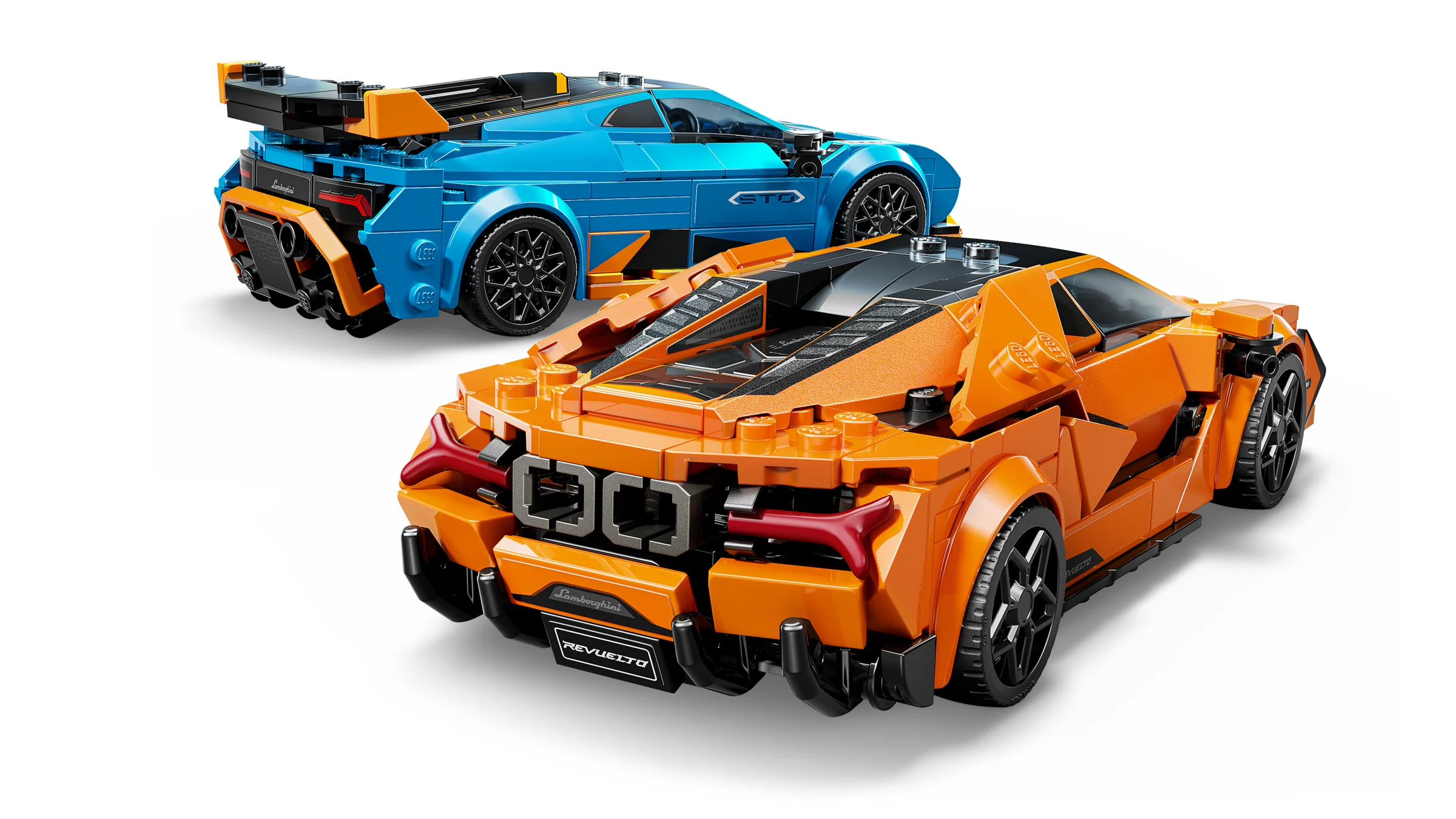 Două mașini Lamborghini construite din LEGO: Revuelto (portocaliu) și Huracán STO (albastru).