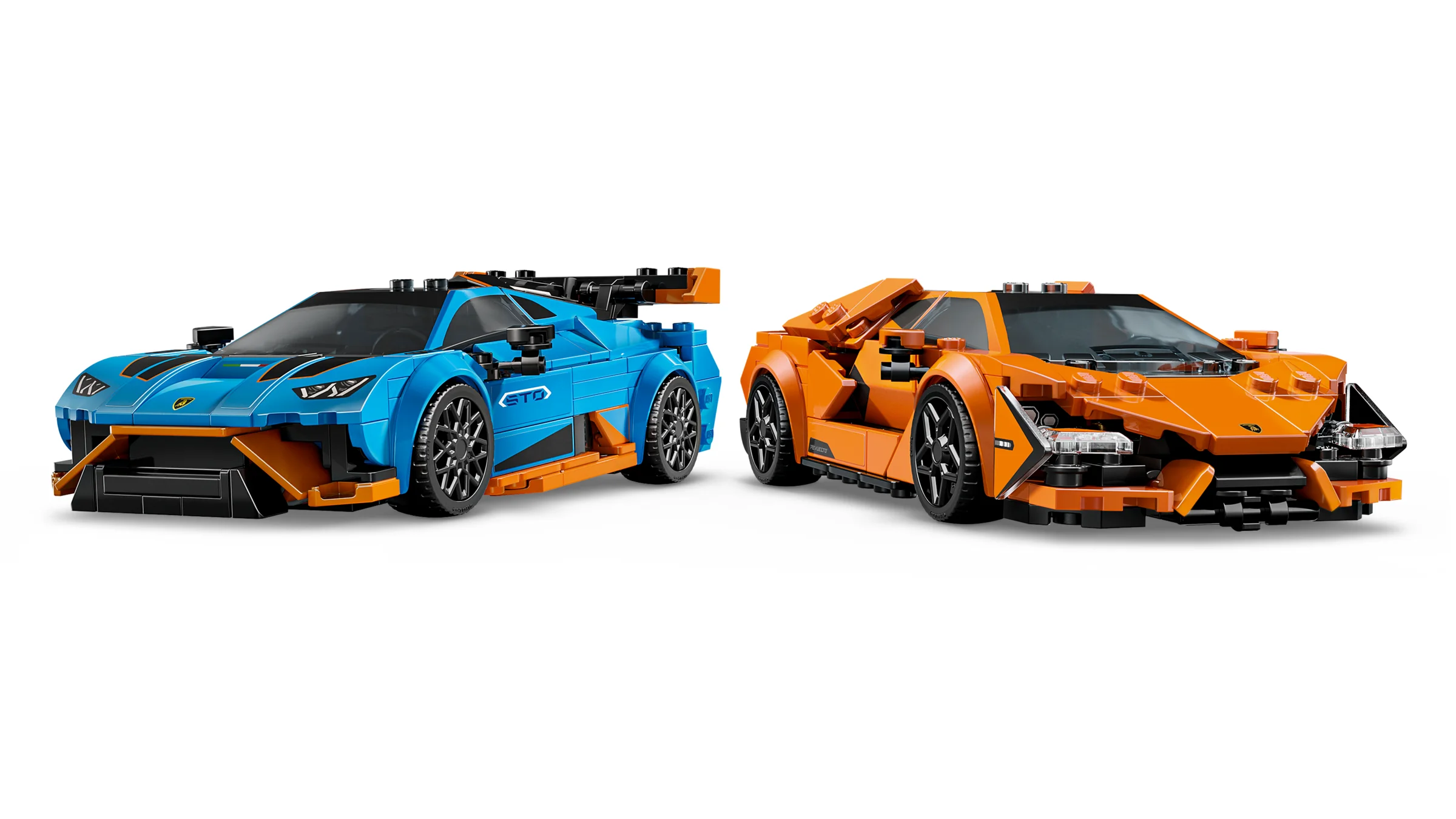 Două mașini Lamborghini LEGO: un Revuelto albastru și un Huracán STO portocaliu, prezentate frontal.