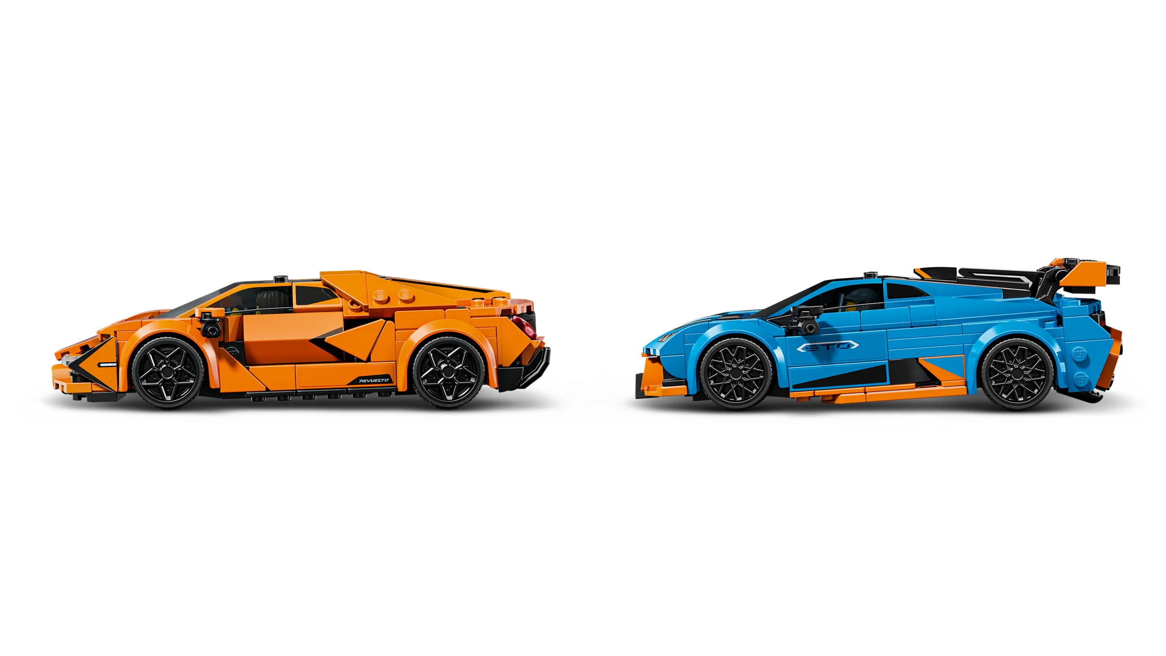 Imagine cu Lamborghini Revuelto (portocaliu) și Huracán STO (albastru), modele LEGO detaliate.