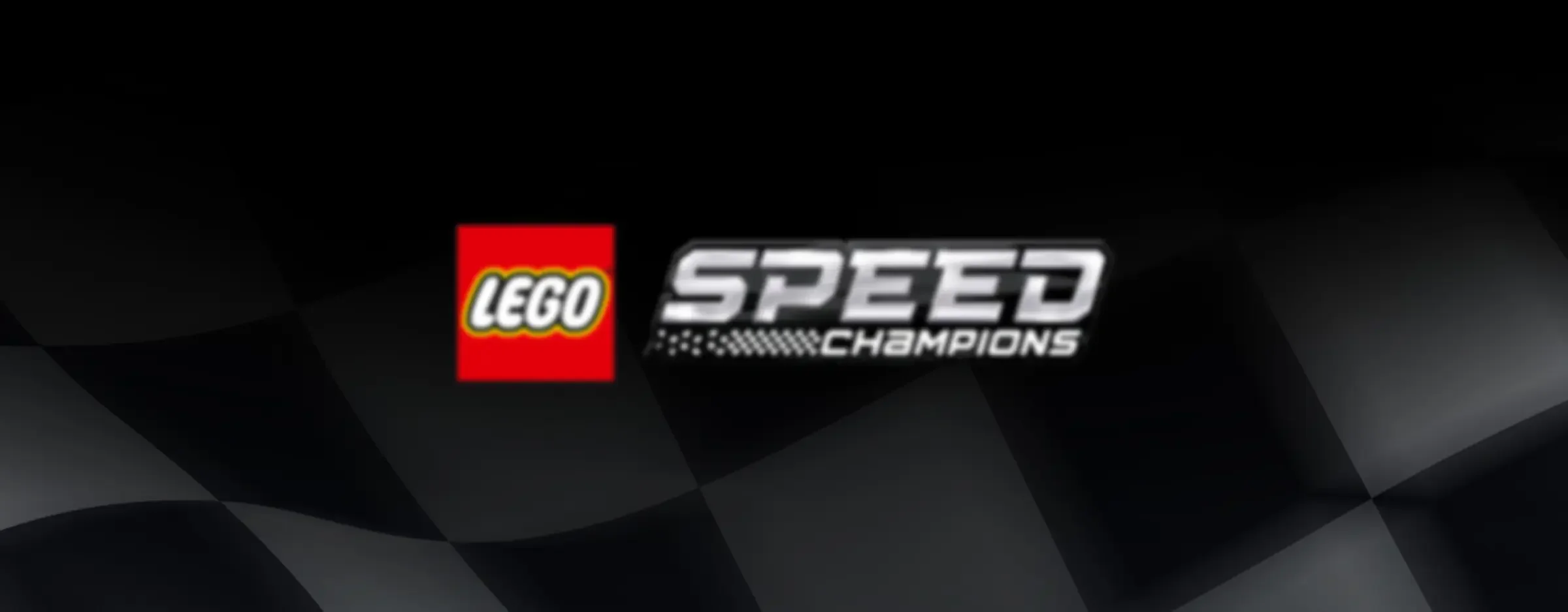 Sigla LEGO Speed Champions pe un fundal negru cu model de steag în carouri.