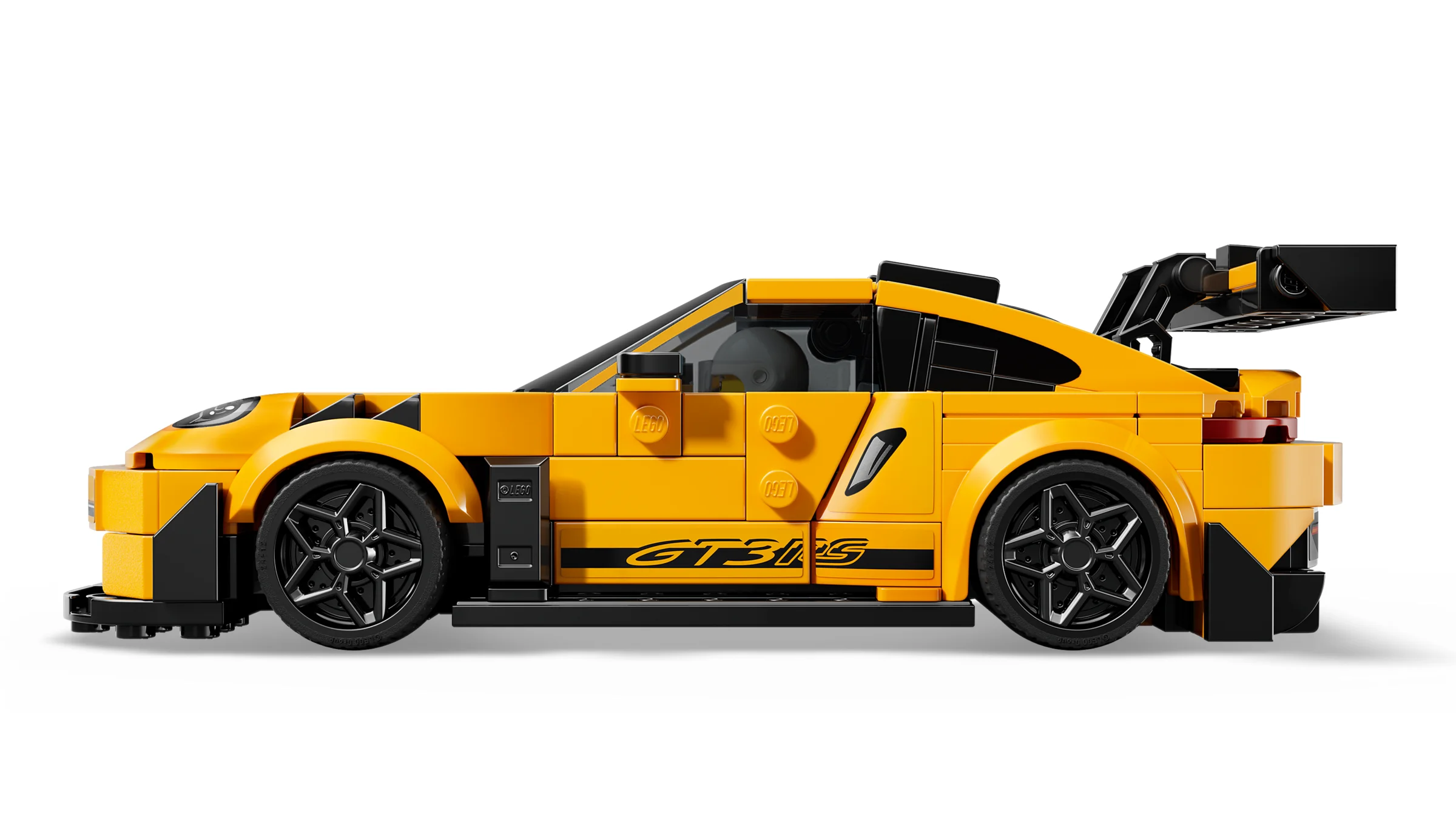 Modelul LEGO Porsche 911 GT3 RS galben, văzut din lateral. Detalii precise și realiste.