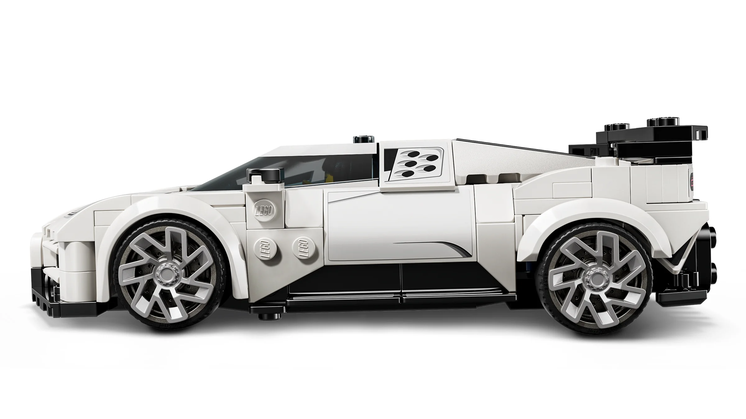 Imagine cu modelul Bugatti Centodieci din LEGO, vedere laterală, pe fundal alb.