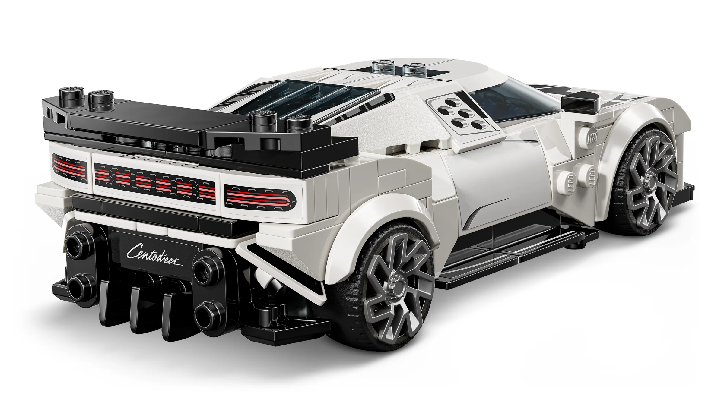 Modelul Bugatti Centodieci LEGO, vedere din spate, detaliind aripa și evacuarea.
