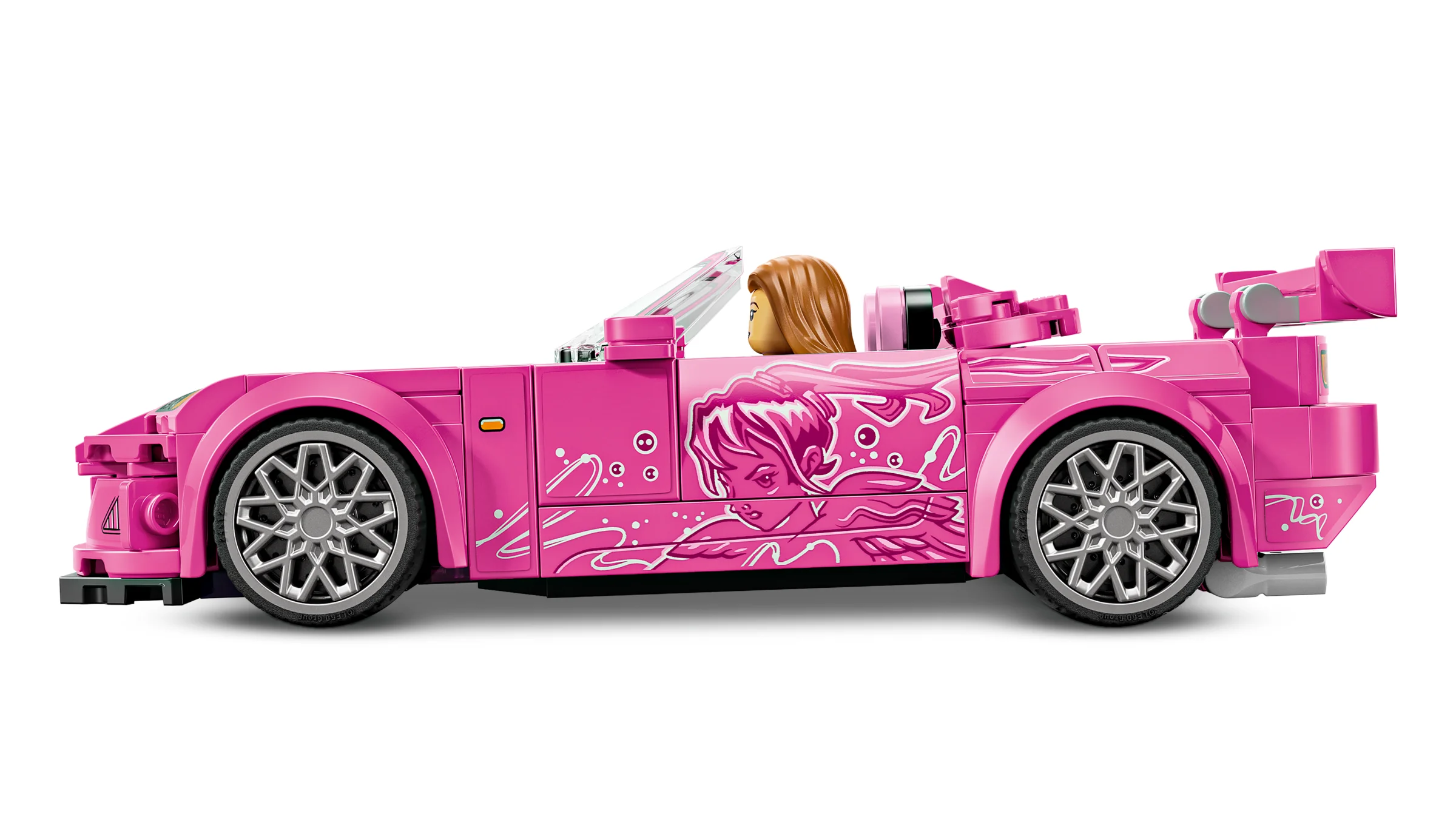 Mașină LEGO Honda S2000 roz, cu minifigurină la volan și detalii grafice pe caroserie.