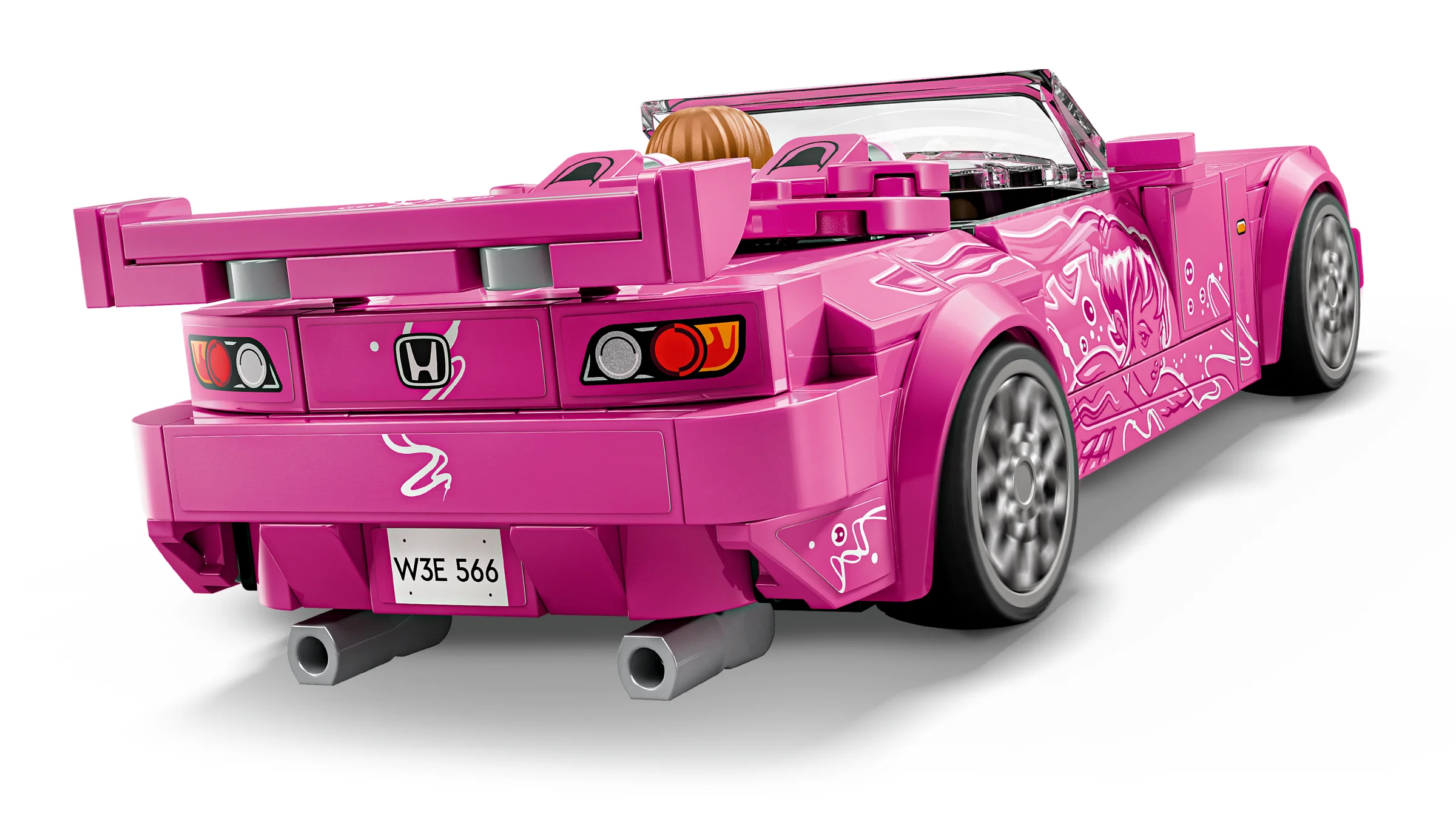 Imagine din spate a modelului LEGO Honda S2000 roz, detaliind aripa și grafica. 