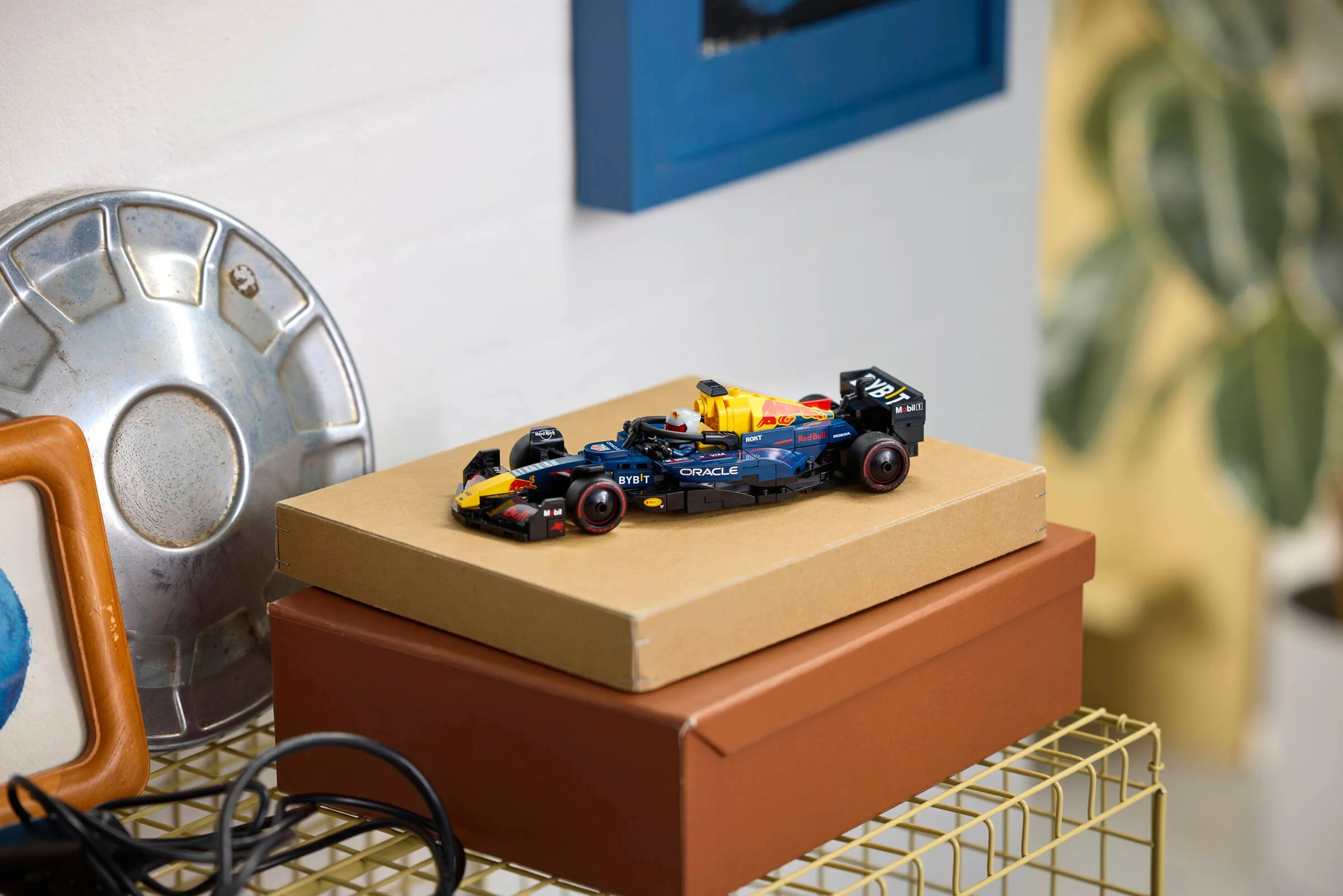 Modelul LEGO Oracle Red Bull Racing RB20, expus pe o cutie. Detalii realiste, o replică fidelă.