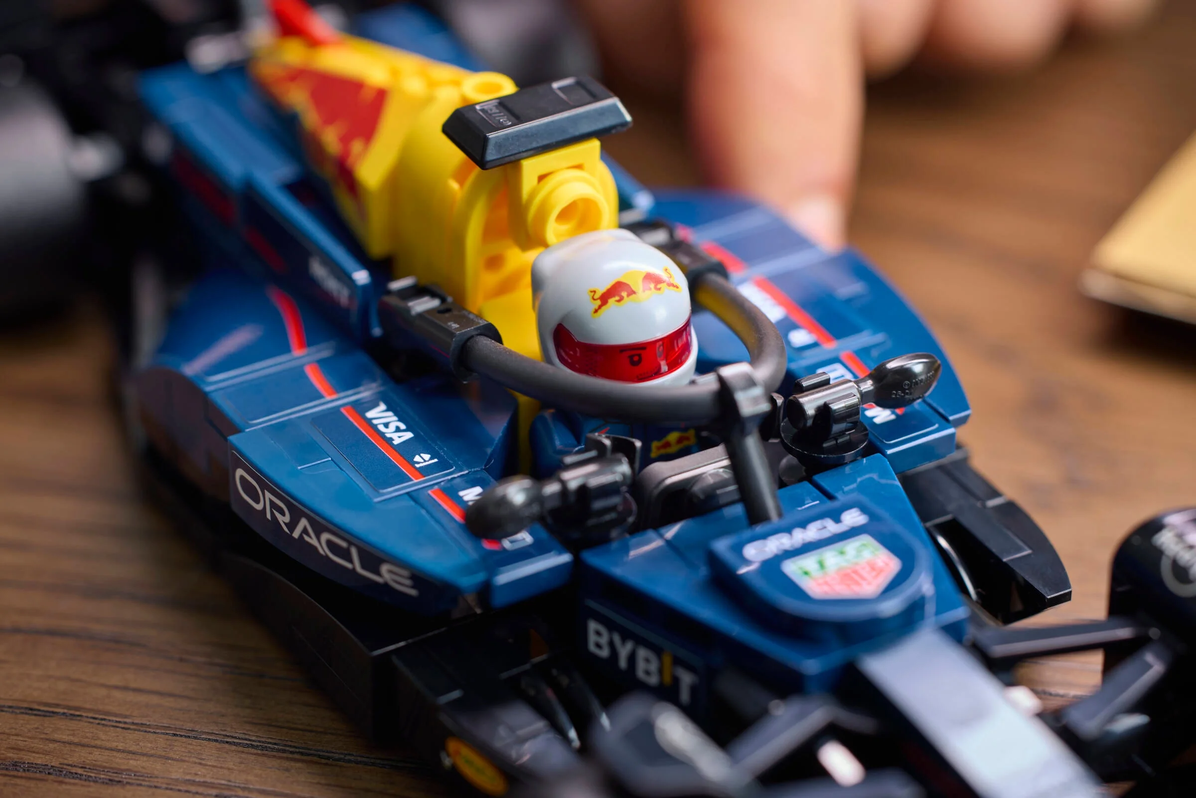 Prim-plan al mașinii Red Bull Racing RB20, cu detalii precise și minifigurina pilotului inclusă.