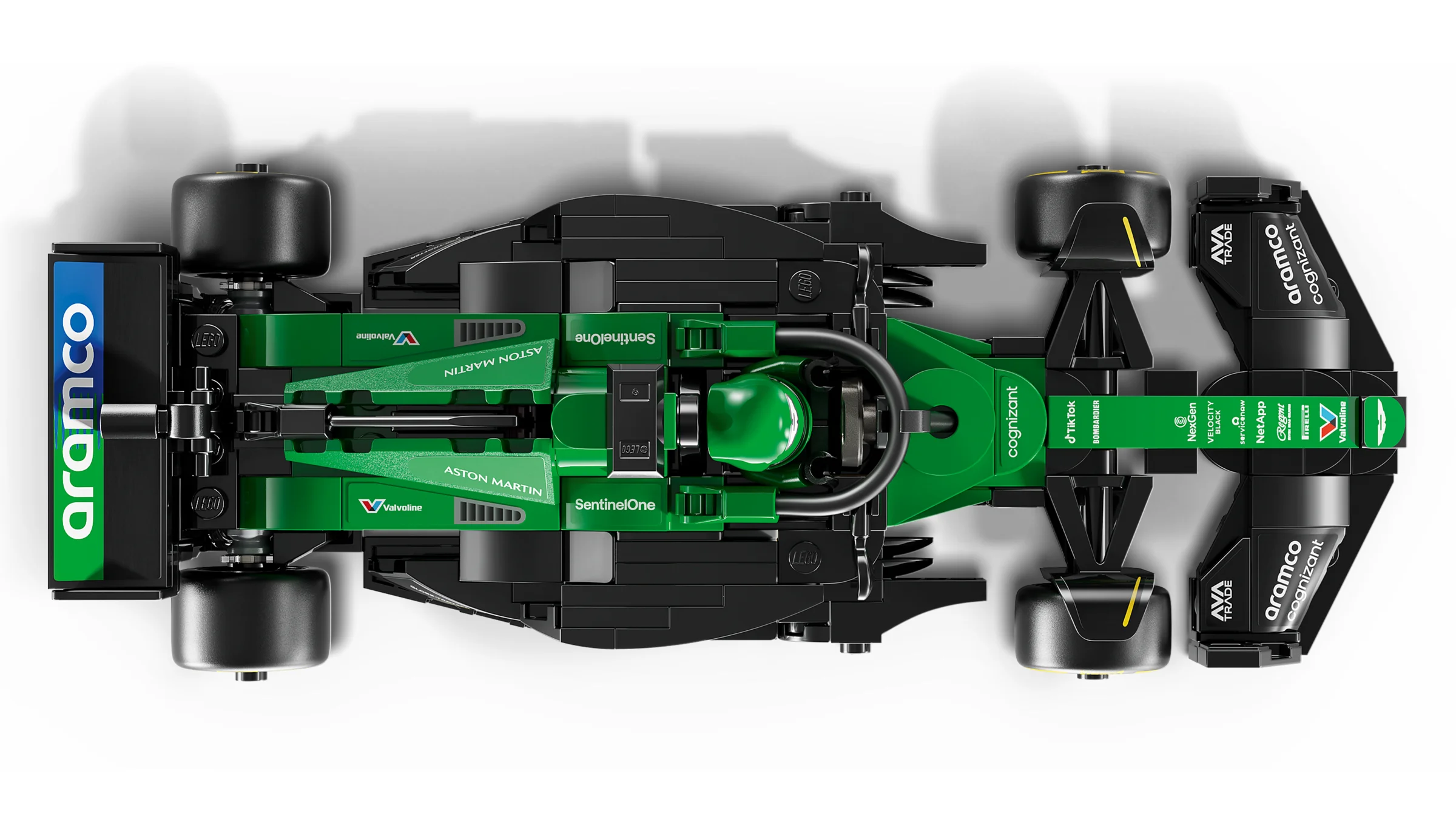 O vedere de sus a modelului LEGO Aston Martin Aramco F1 AMR24.