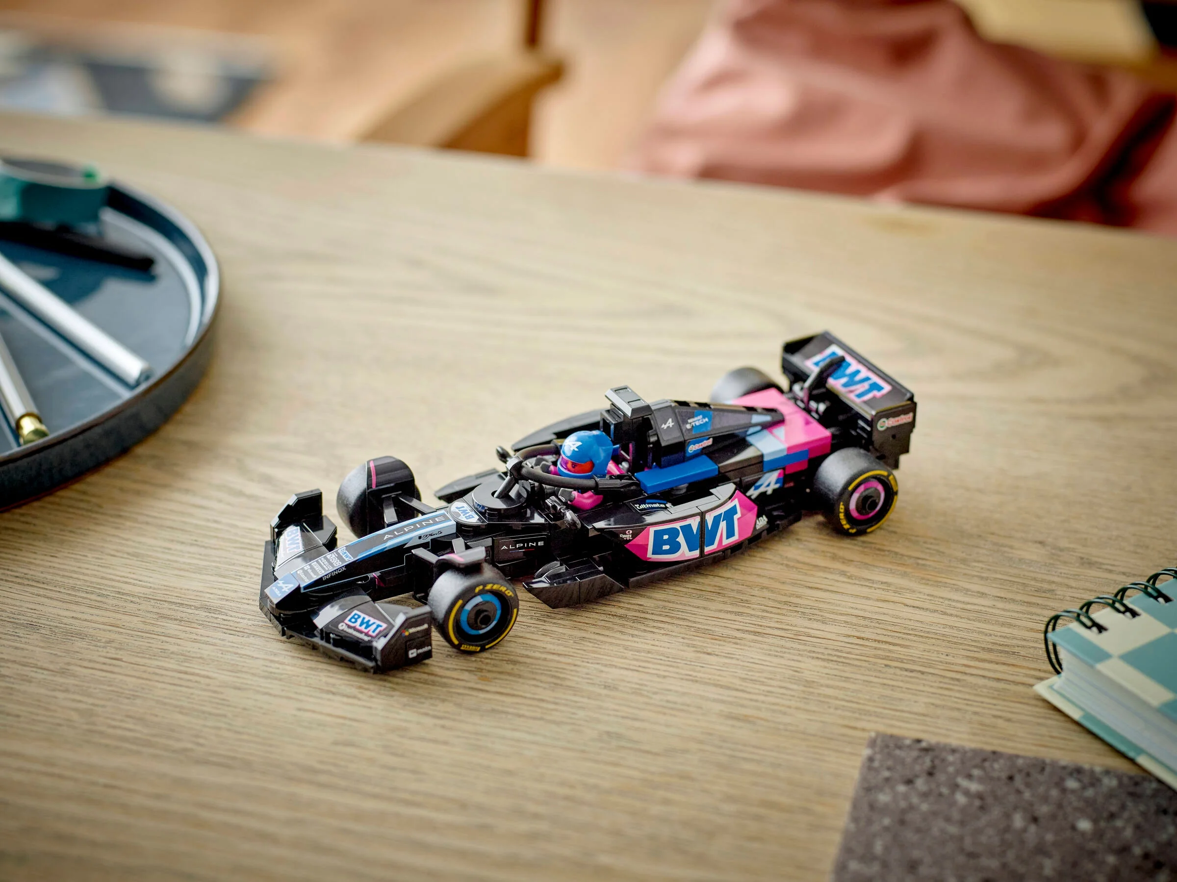 O imagine a modelului LEGO al mașinii Alpine F1 A524, ce prezintă detaliile de design.