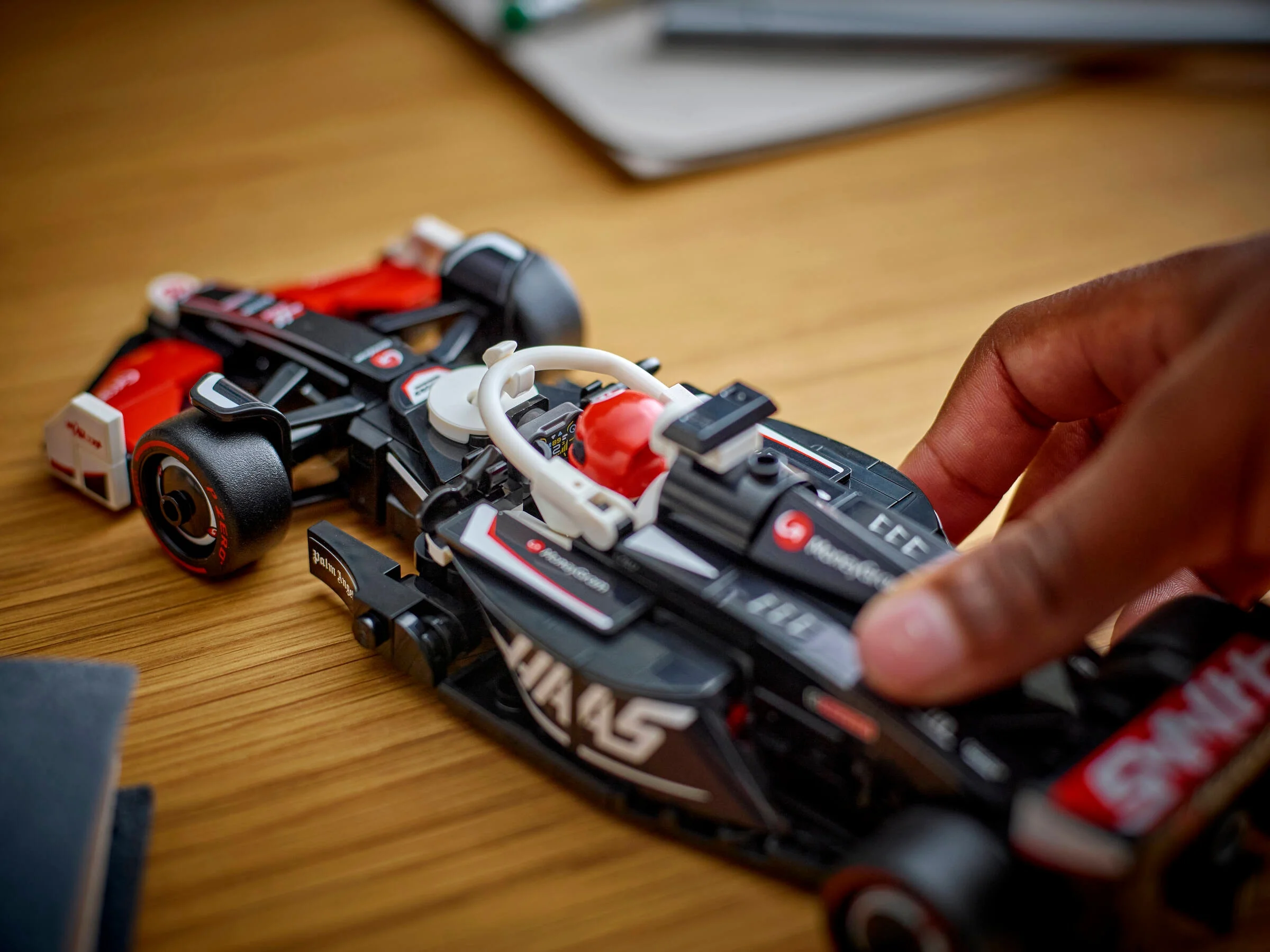 Prim plan cu mașina de curse Haas F1 VF-24 LEGO, gata de joacă. Model detaliat.
