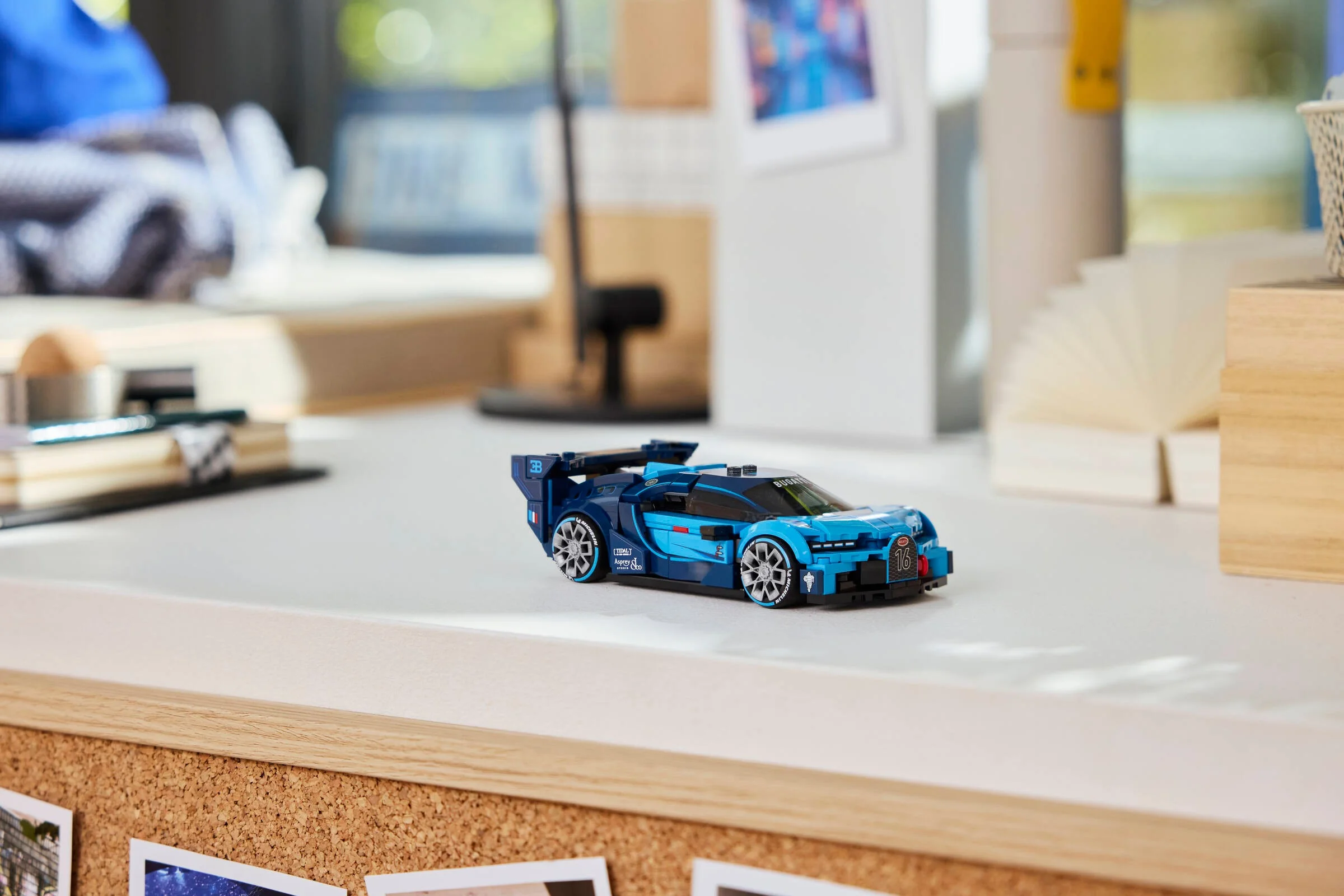 Modelul Bugatti Vision Gran Turismo, albastru, pe un birou. Detaliu atrăgător, elegant.