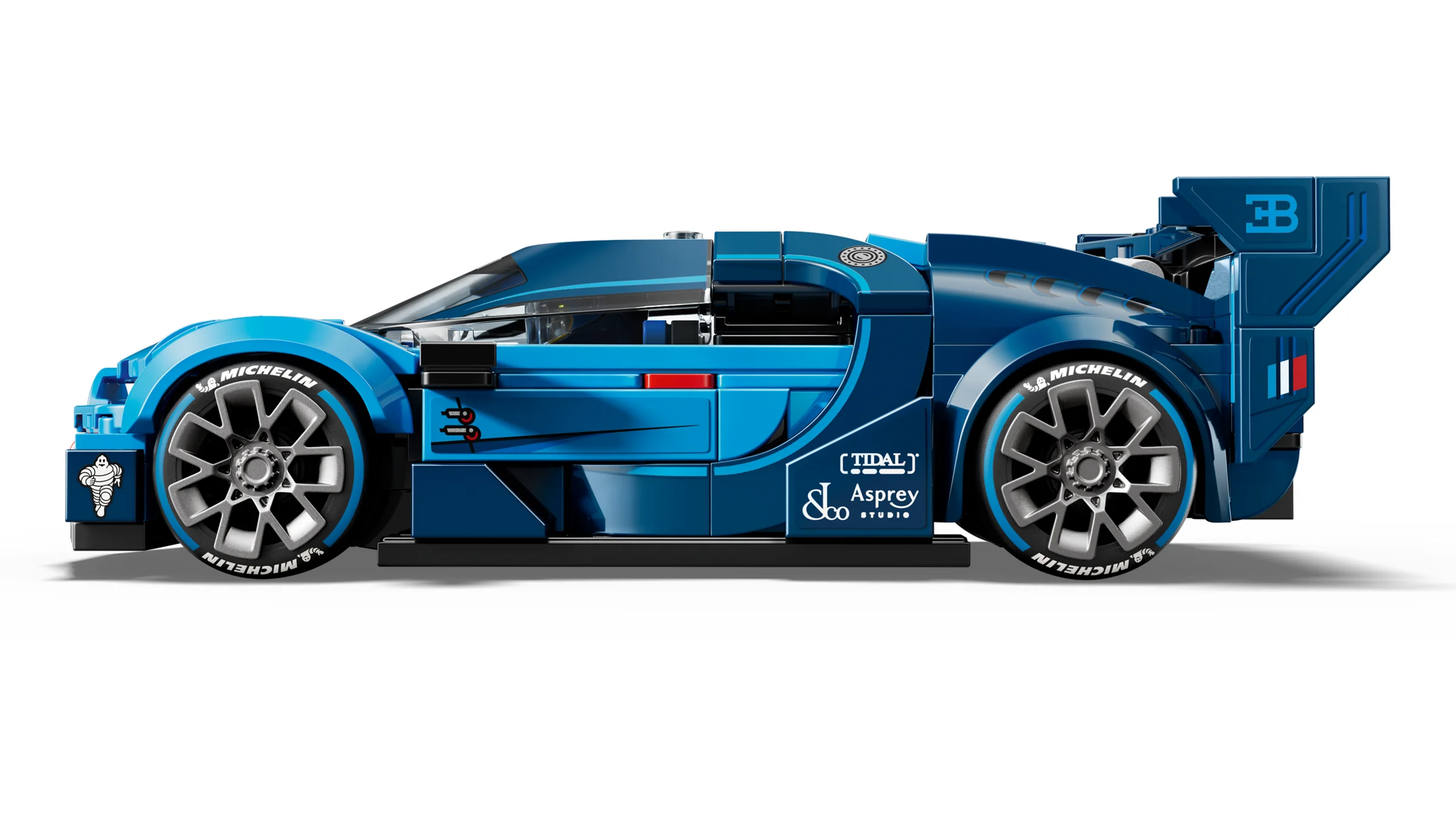 Prezentare laterală a modelului LEGO Bugatti Vision Gran Turismo, albastru. Detalii și logo-uri vizibile.
