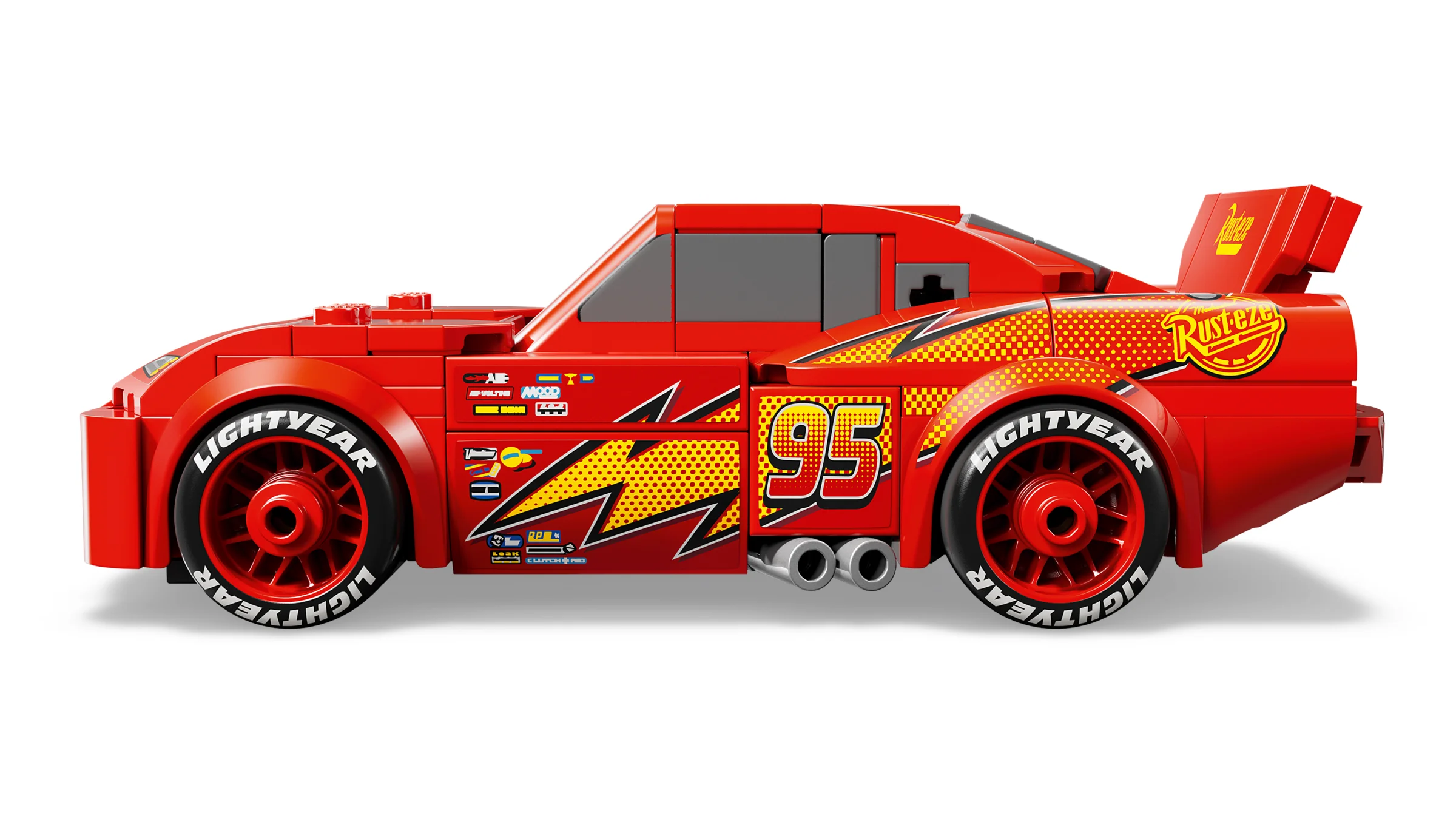 O imagine detaliată a modelului LEGO Fulger McQueen, văzut din profil. Este roșu, cu detalii autocolante.