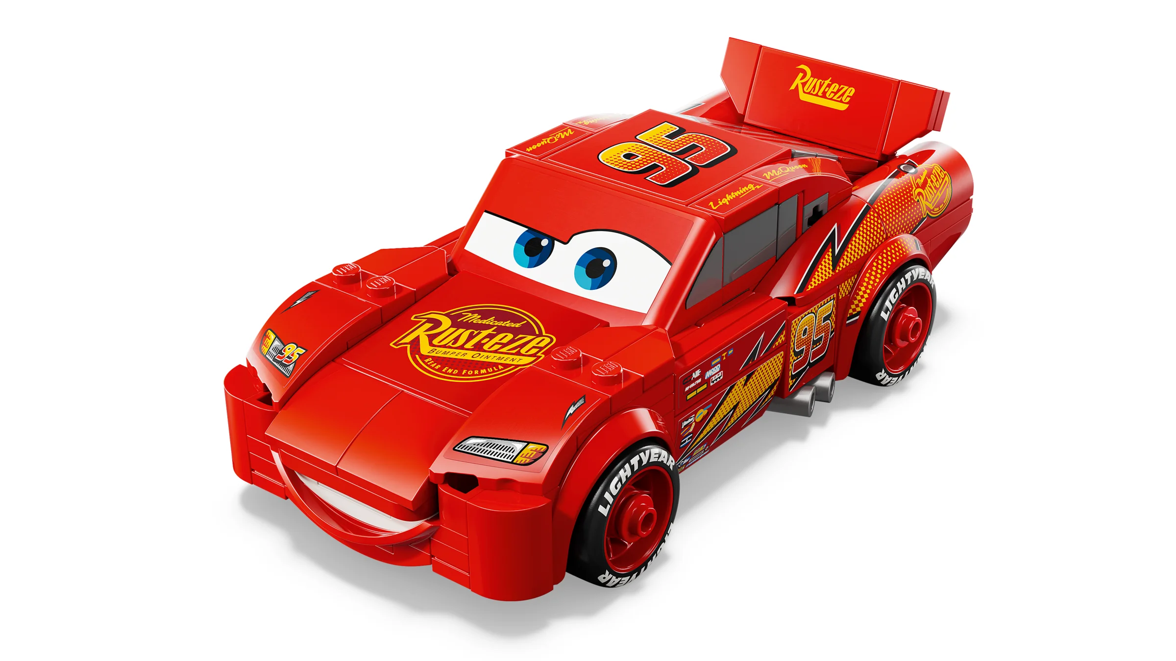 Imagine cu Lightning McQueen, model LEGO detaliat. Vopsea roșie, autocolante și design specific.