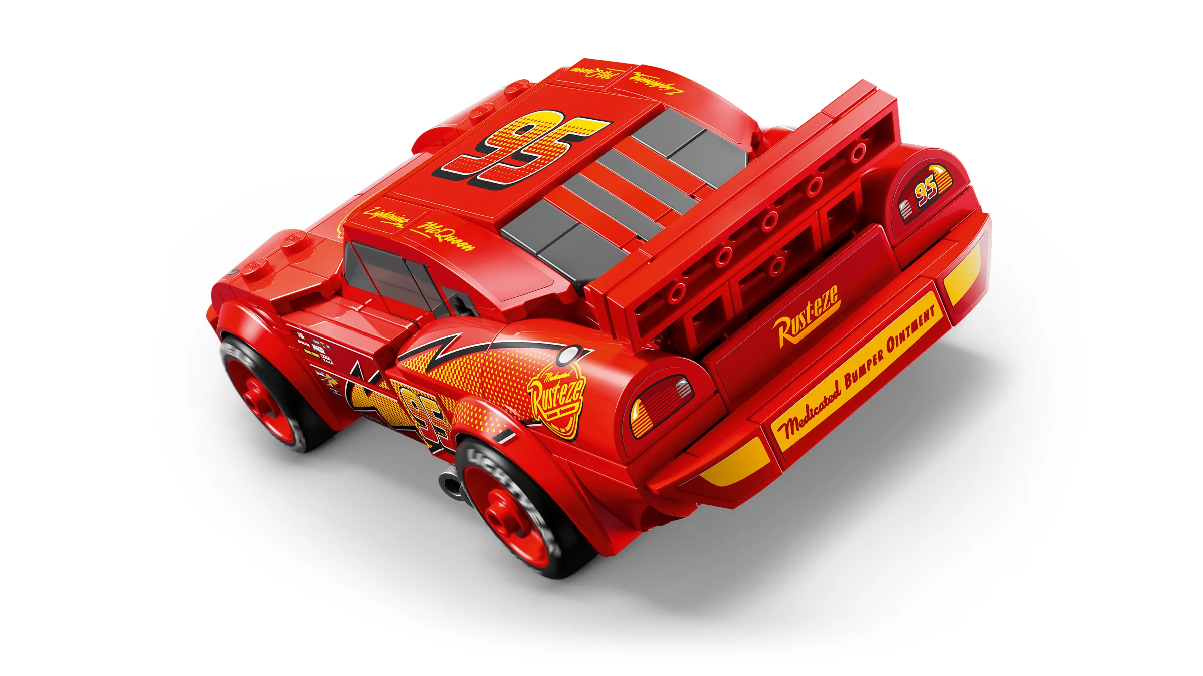 Modelul LEGO Lightning McQueen, detaliat și realist. O mașină roșie de curse, numărul 95.