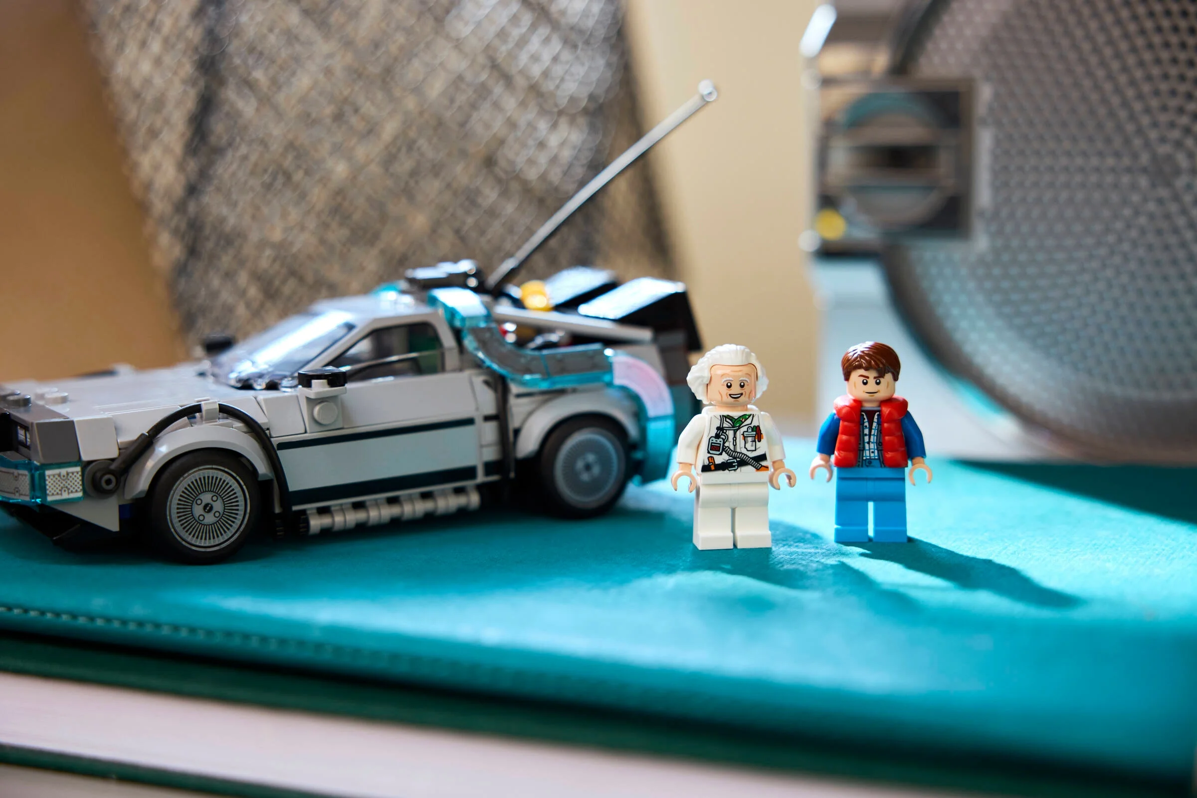 Imagine cu DeLorean-ul și minifigurinele Doc și Marty din setul Back to the Future.