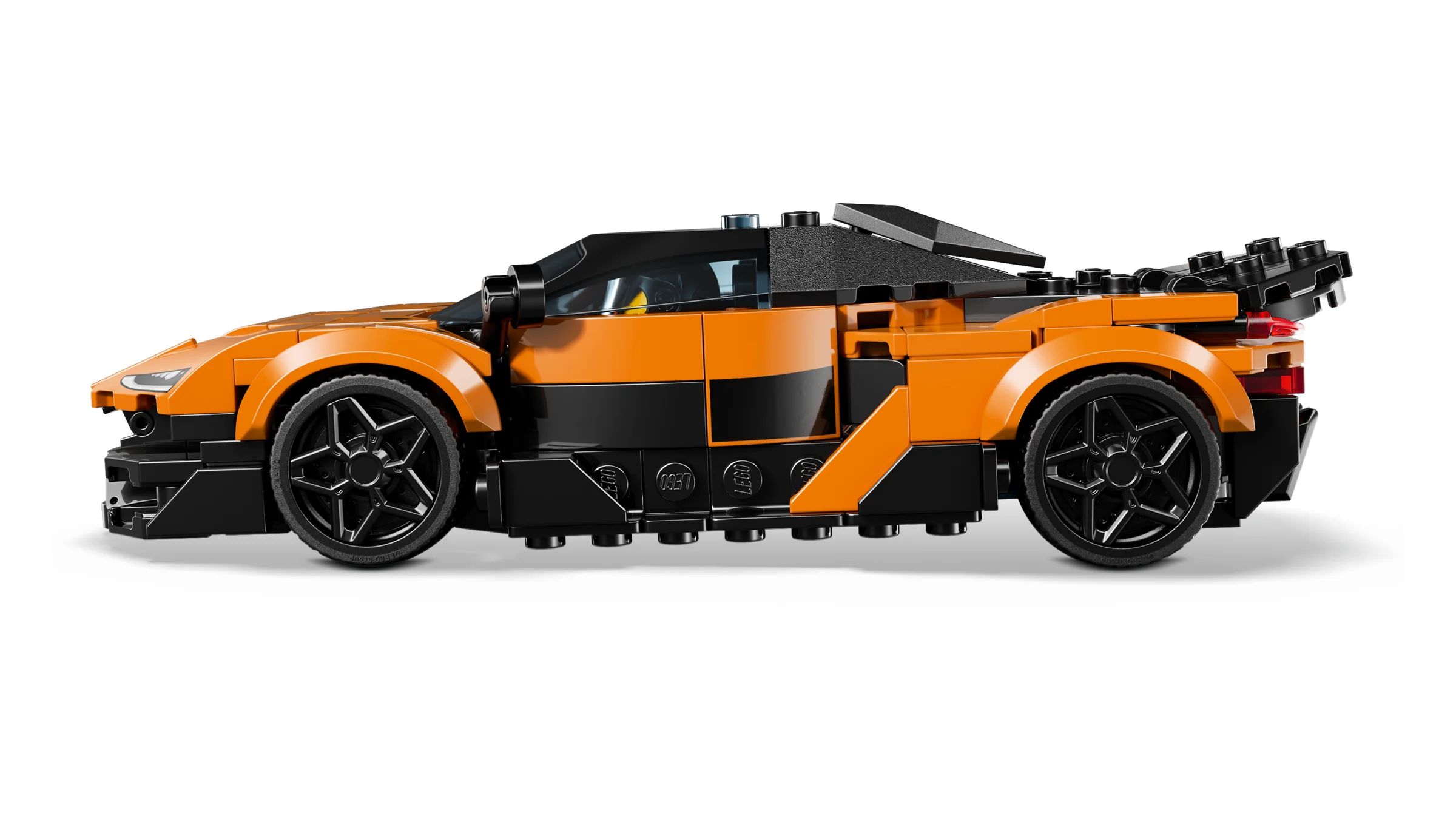 Modelul LEGO McLaren Solus GT, o mașină sportivă portocalie și neagră.