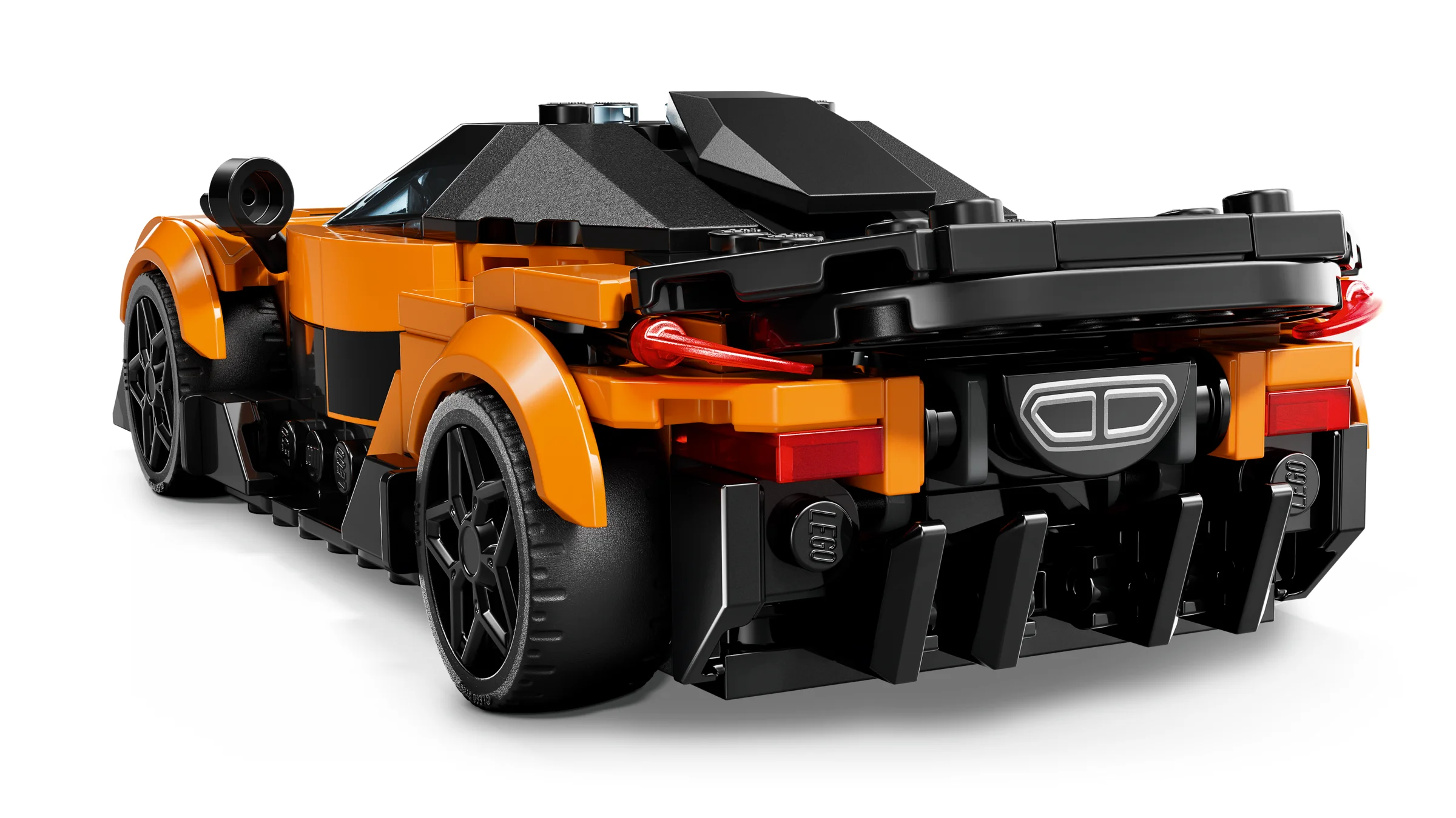 Vedere spate detaliată a modelului LEGO McLaren W1, portocaliu și negru. O imagine din colecția Speed Champions.