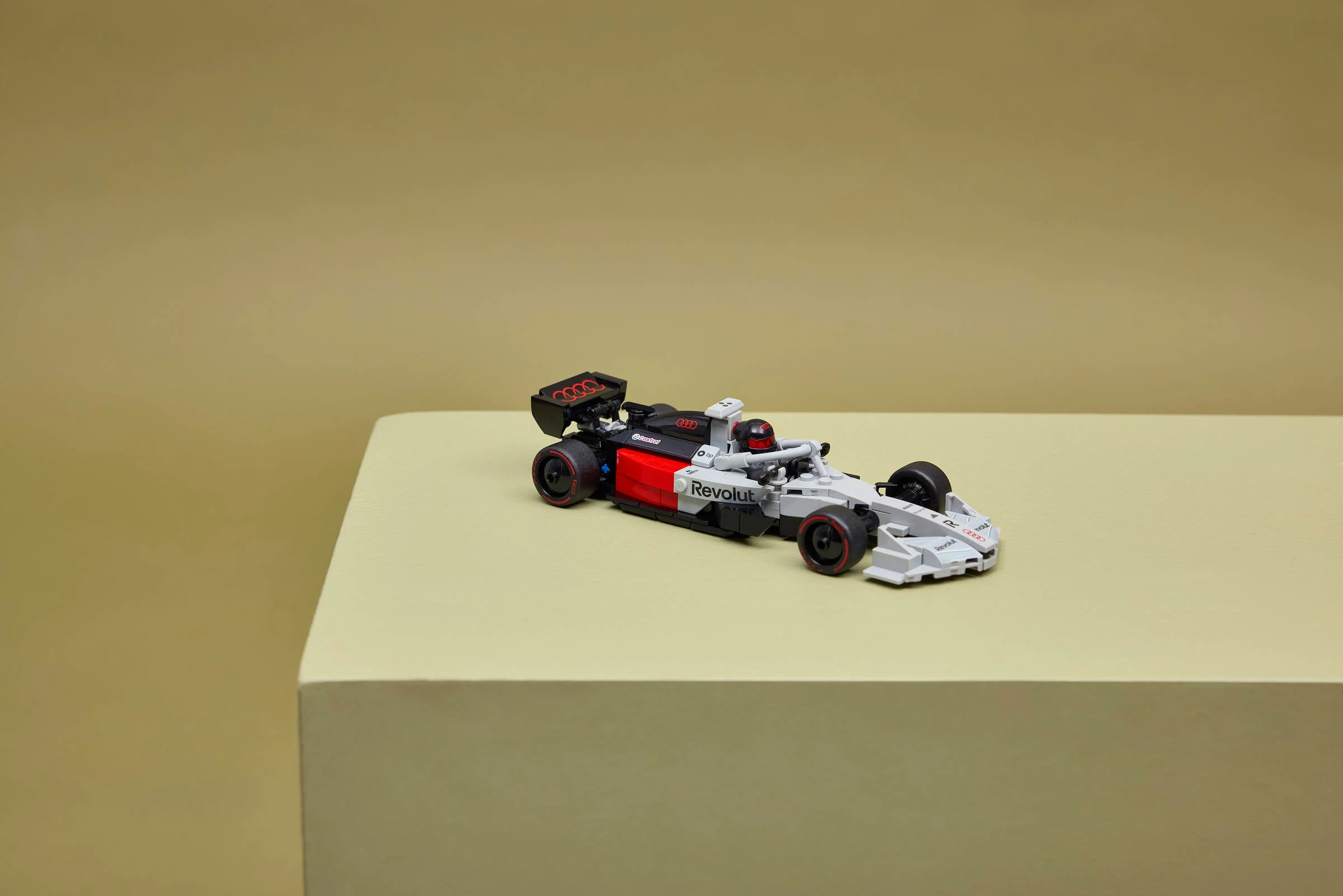 Model detaliat Audi Revolut F1 R26, vedere laterală. O replică excelentă din cărămizi LEGO.