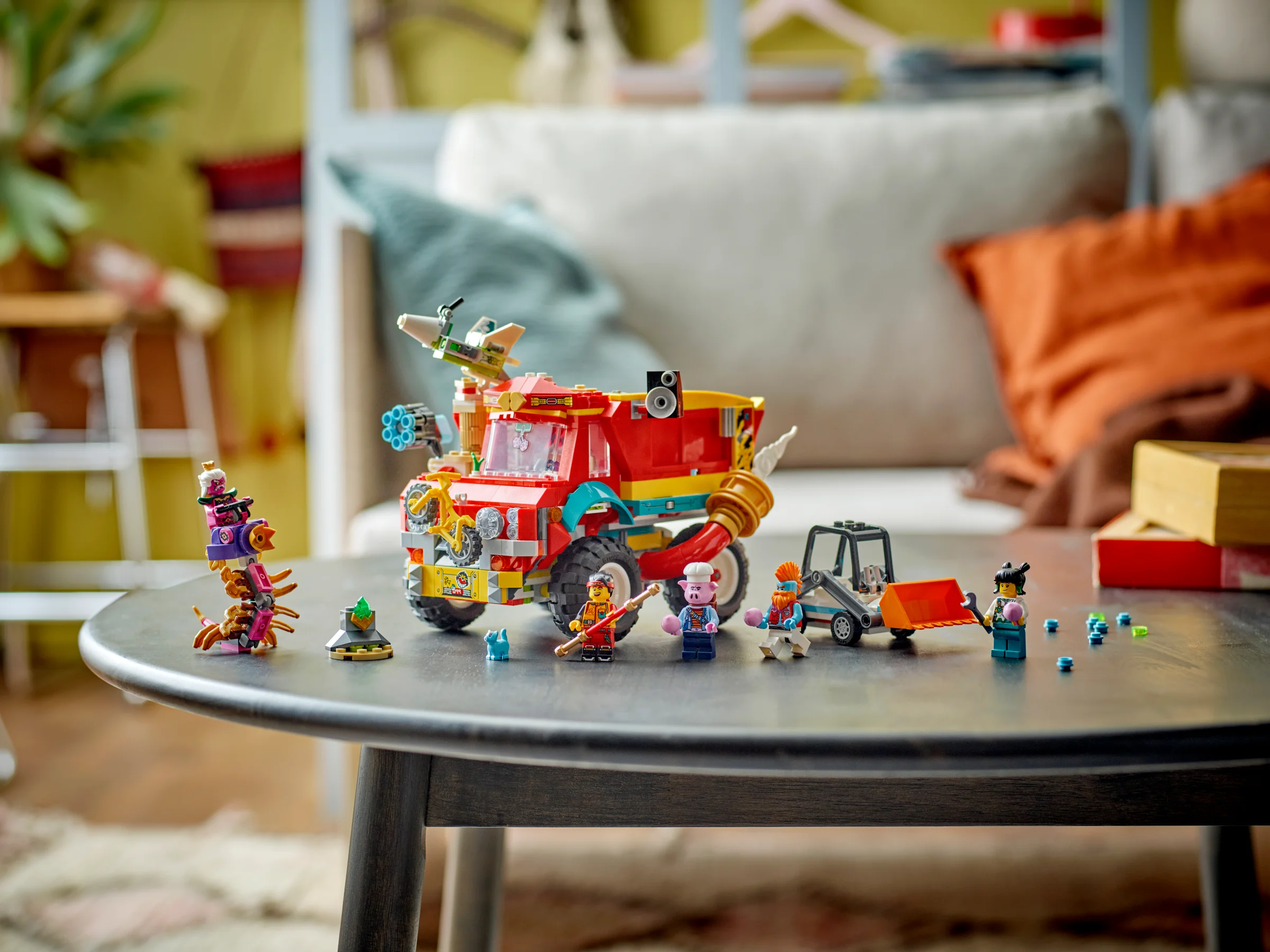 Camionul echipei Monkie Kid, setul 80055, cu minifigurinele și detaliile incluse.