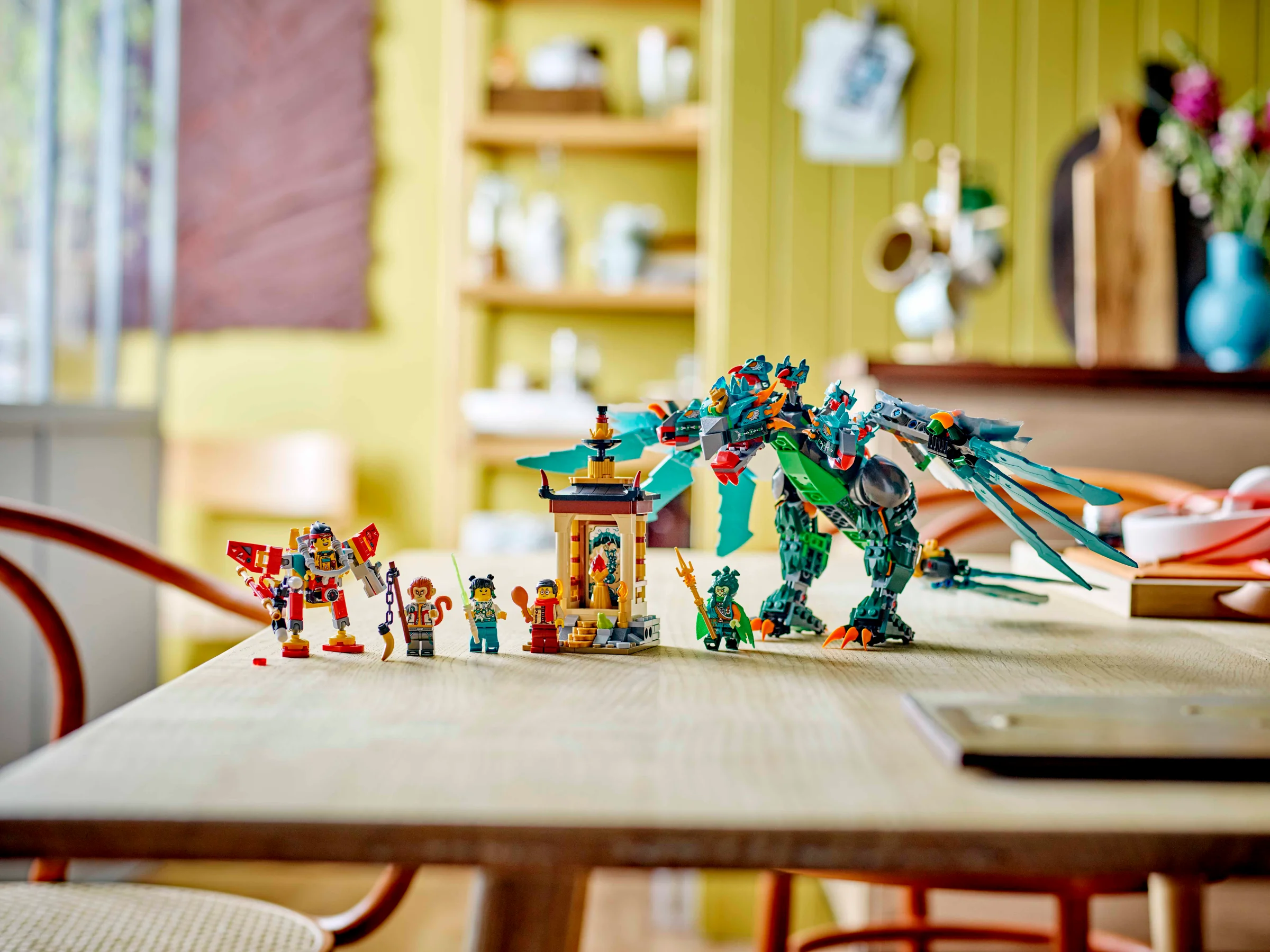 Imagine cu setul LEGO 80056 „Bestia cu nouă capete”, prezentând modelul și minifigurinele.