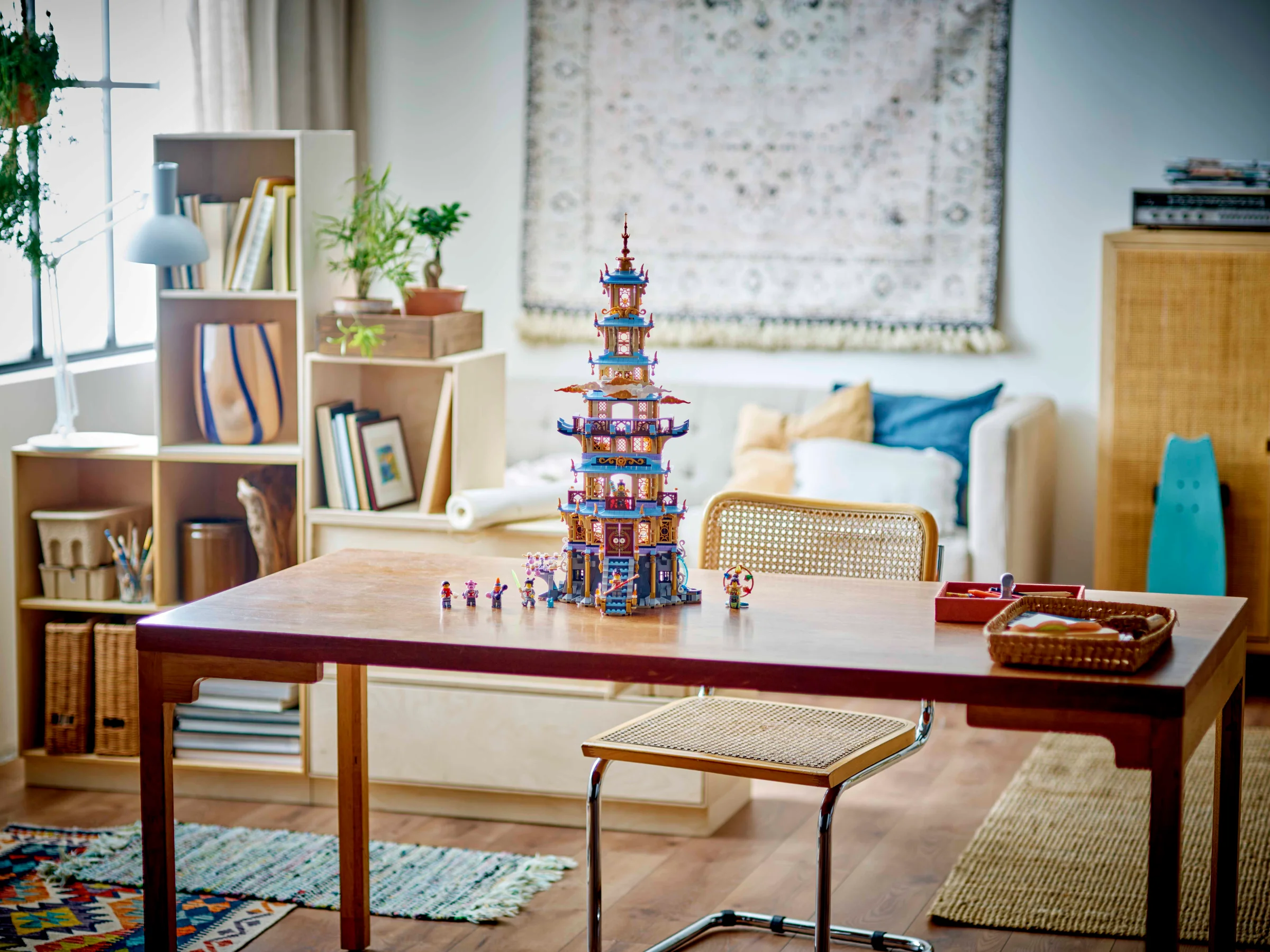 Pagoda Cerească LEGO Monkie Kid 80058, un model impresionant pe o masă de lemn, viu colorat.