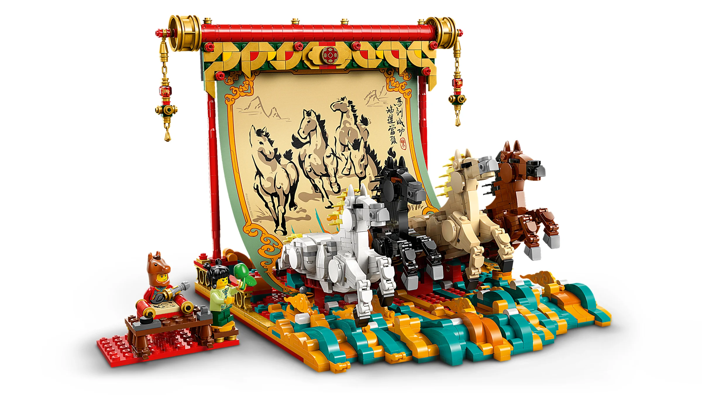 Imagine cu setul LEGO 80119, cu un sul pictat și statuete de cai. Decor chinezesc detaliat.
