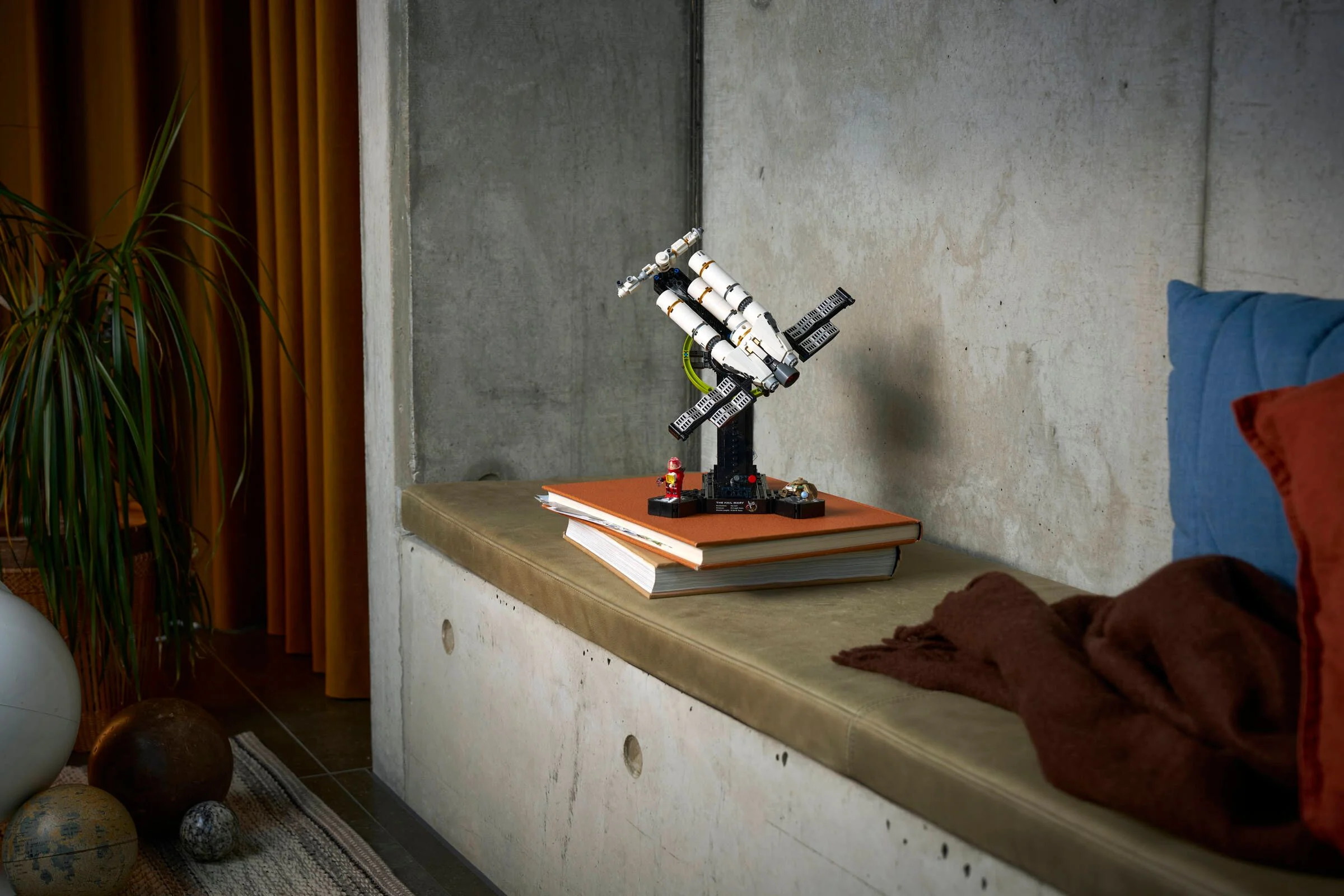 Modelul LEGO Project Hail Mary expus pe o carte. Imagine de prezentare.