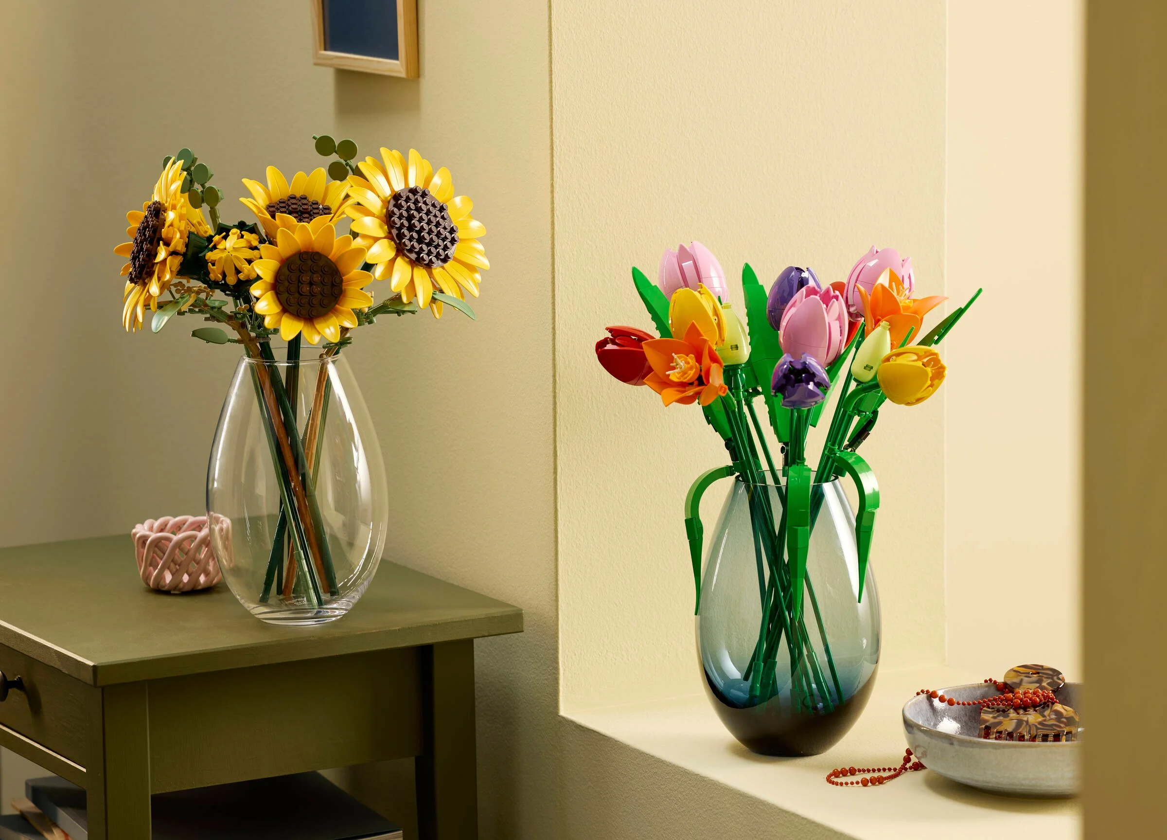 Imagine cu un buchet LEGO de floarea-soarelui și un buchet de lalele într-un decor interior.