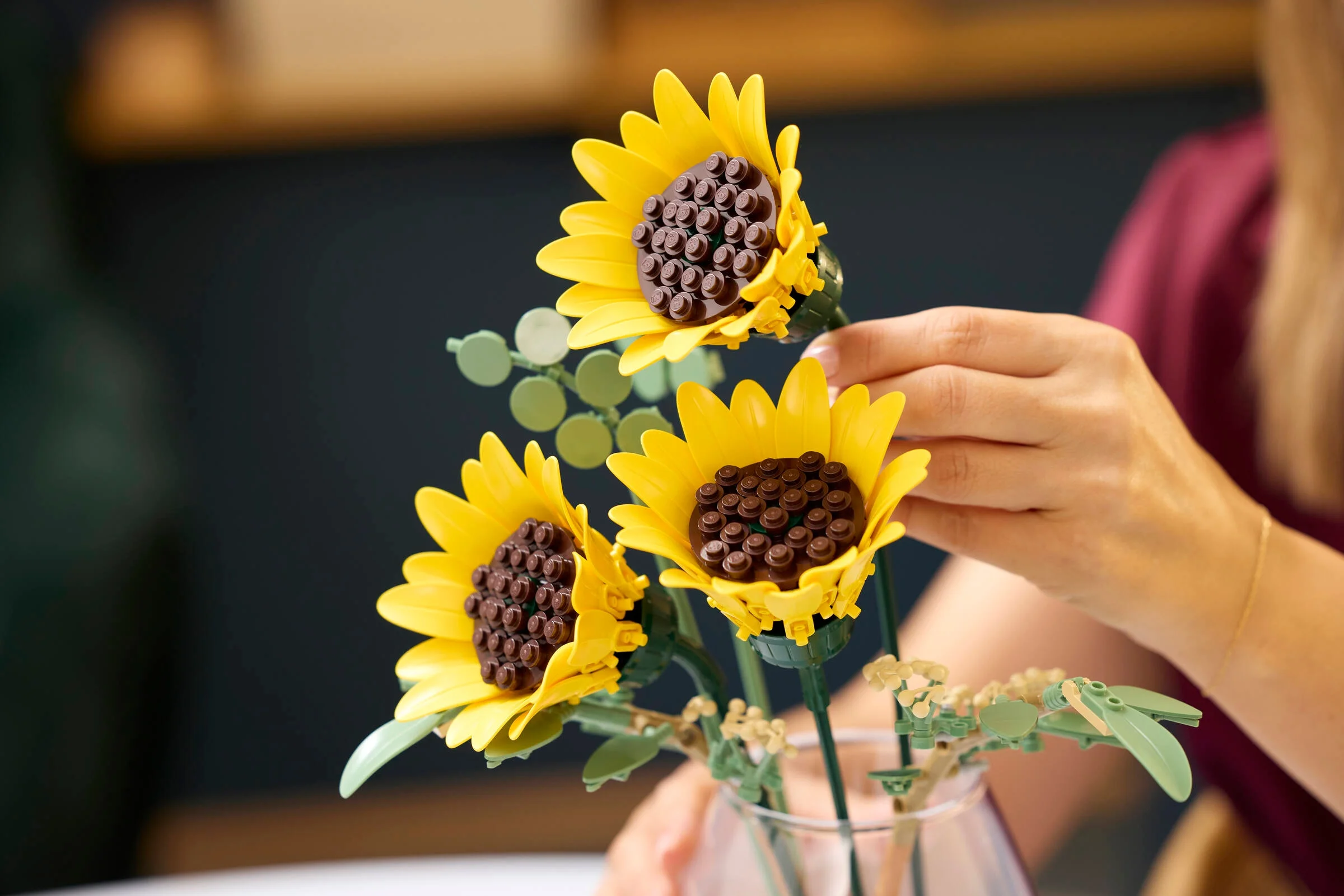Un buchet LEGO de floarea-soarelui, cu detaliile florilor și verdeața în vază.