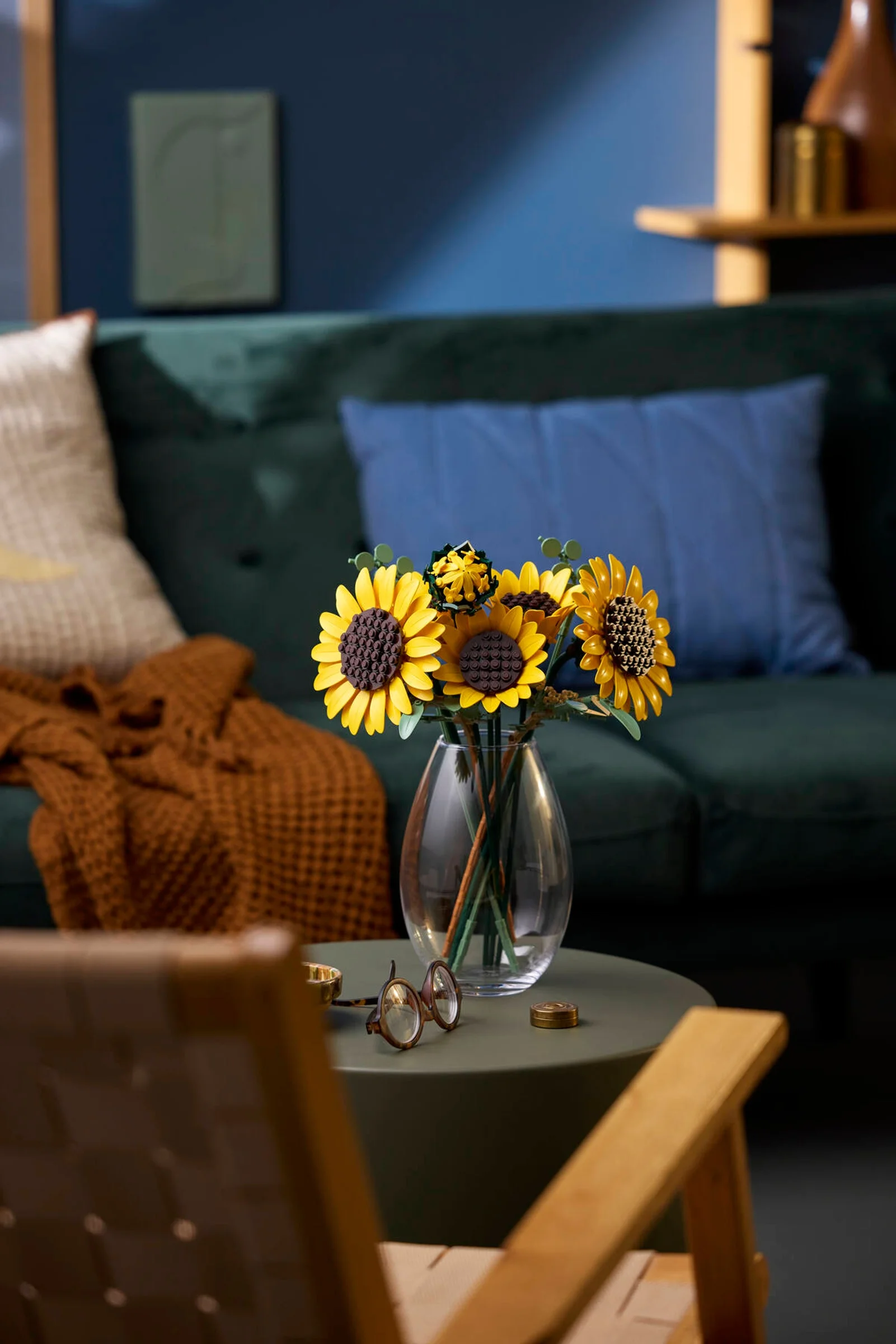 Imagine cu un buchet de floarea soarelui LEGO într-o vază, într-un decor de living modern.