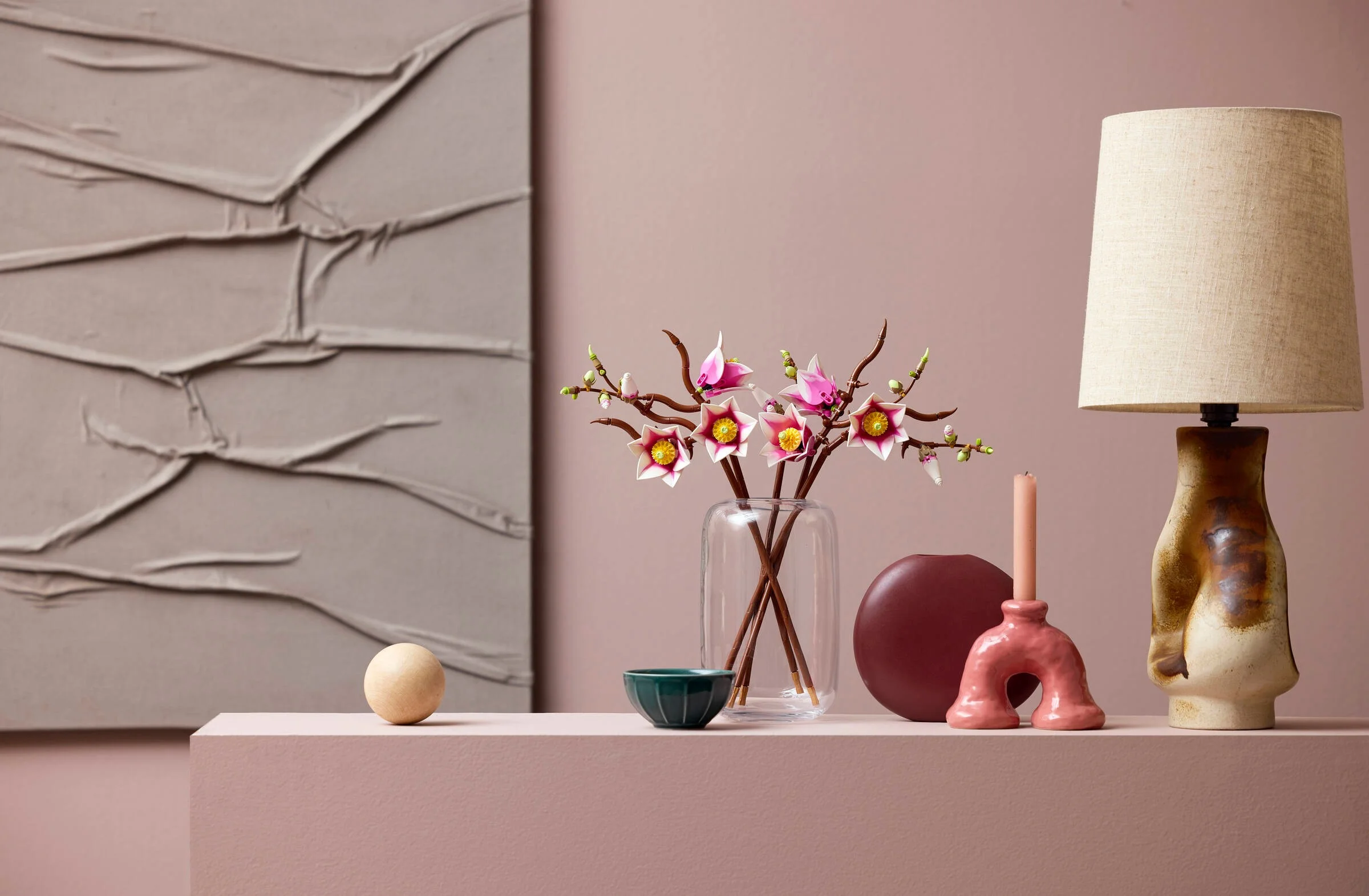 Setul LEGO 11510, ramuri de magnolie, într-un aranjament floral decorativ și elegant.