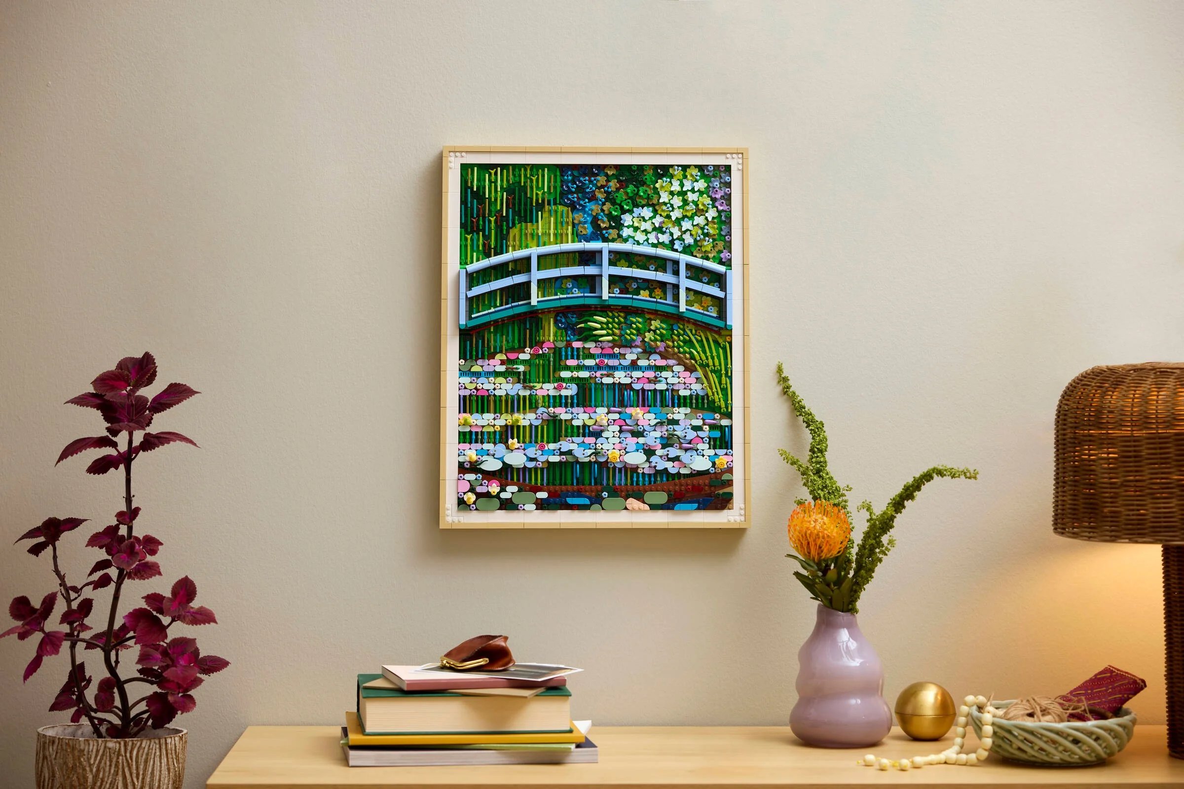 Tablou LEGO cu Podul peste iazul cu nuferi al lui Monet, într-un cadru modern.