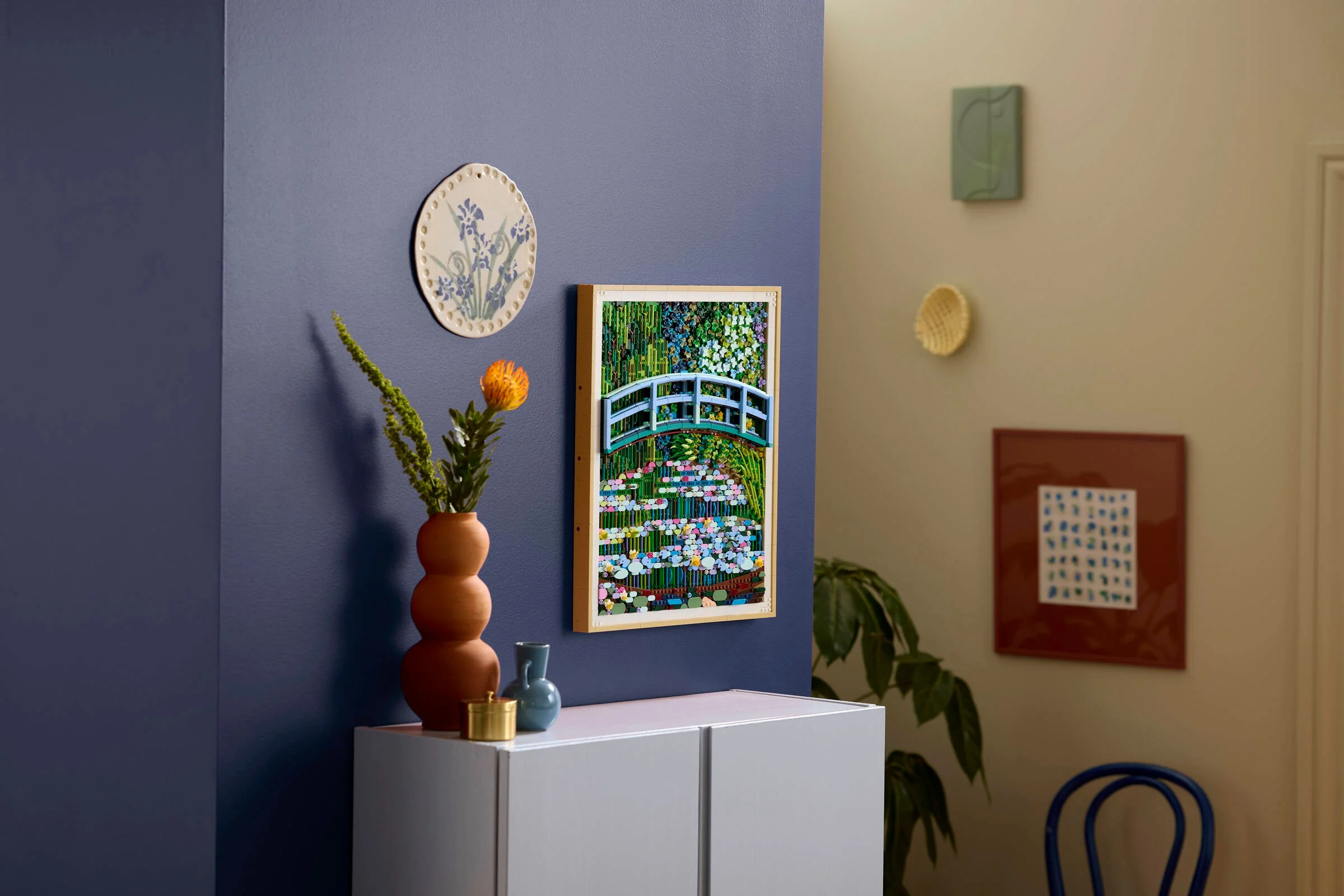Tabloul LEGO Claude Monet, Pod peste iazul cu nuferi, expus într-o cameră modernă. O idee de decor.