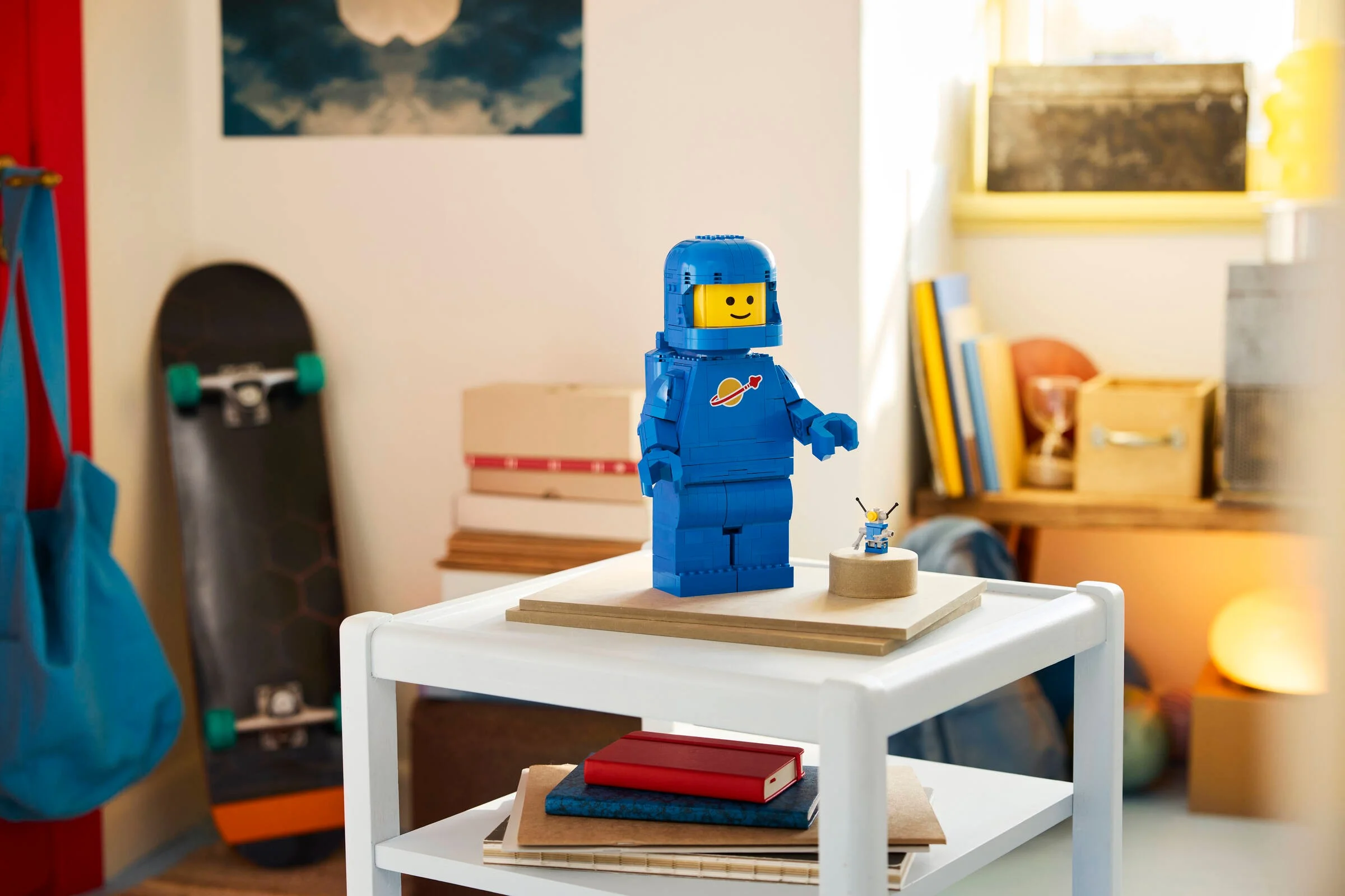 Astronautul LEGO albastru, detaliat, pe o masă, cu o mini-figură astronaut.
