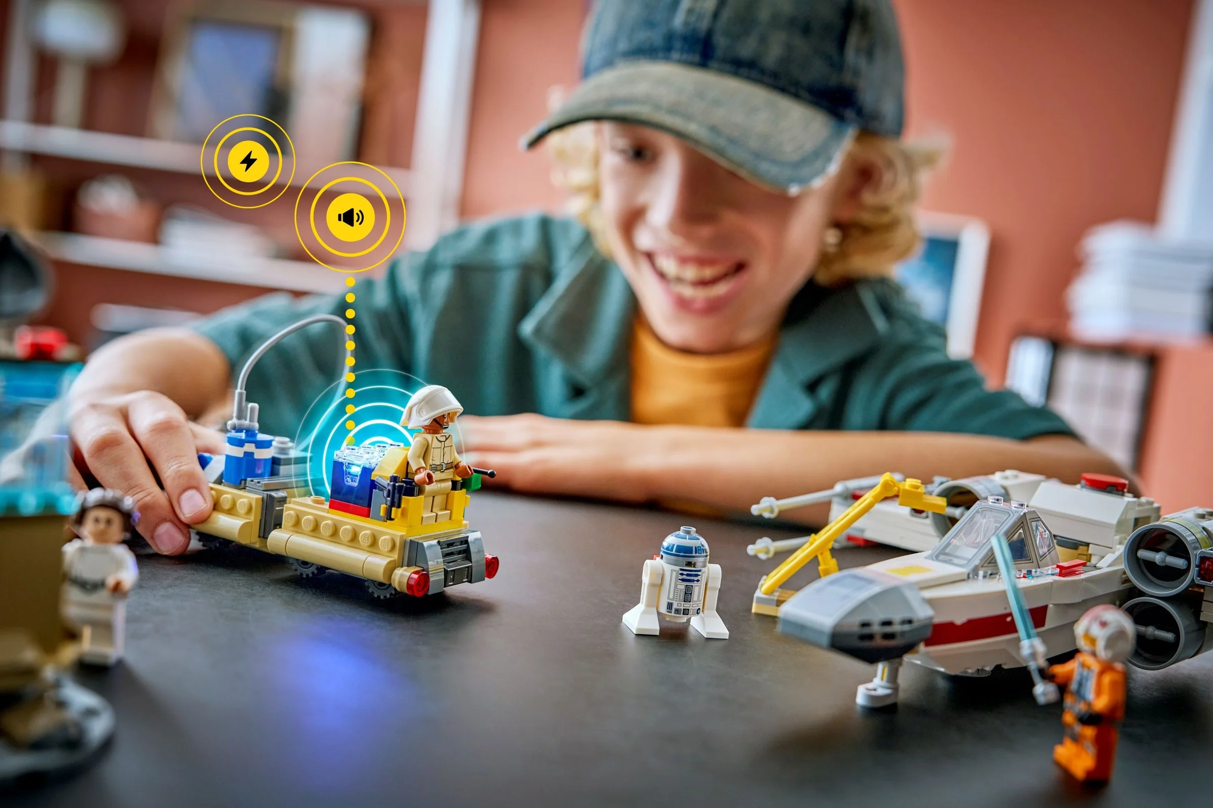 Copil interacționând cu setul LEGO X-wing, explorând funcțiile de sunet și lumină.