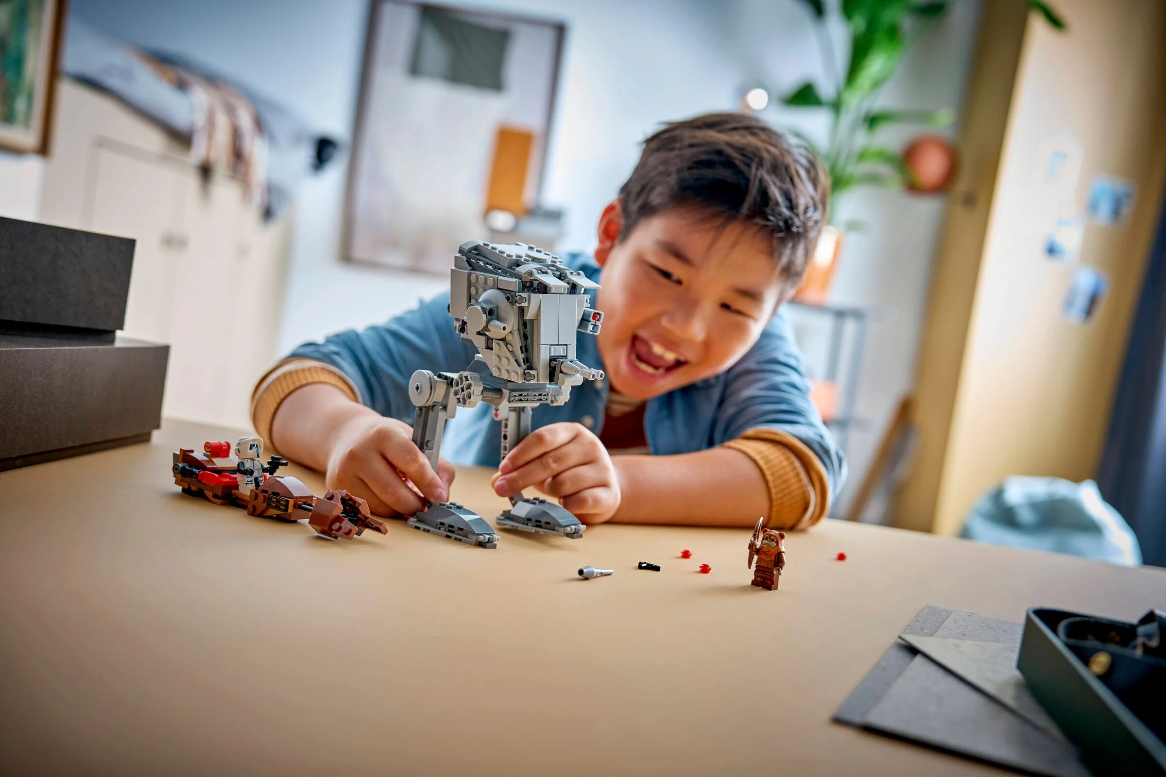 Bucurie: Un copil se joacă cu setul LEGO AT-ST pe Endor. Distracție garantată!