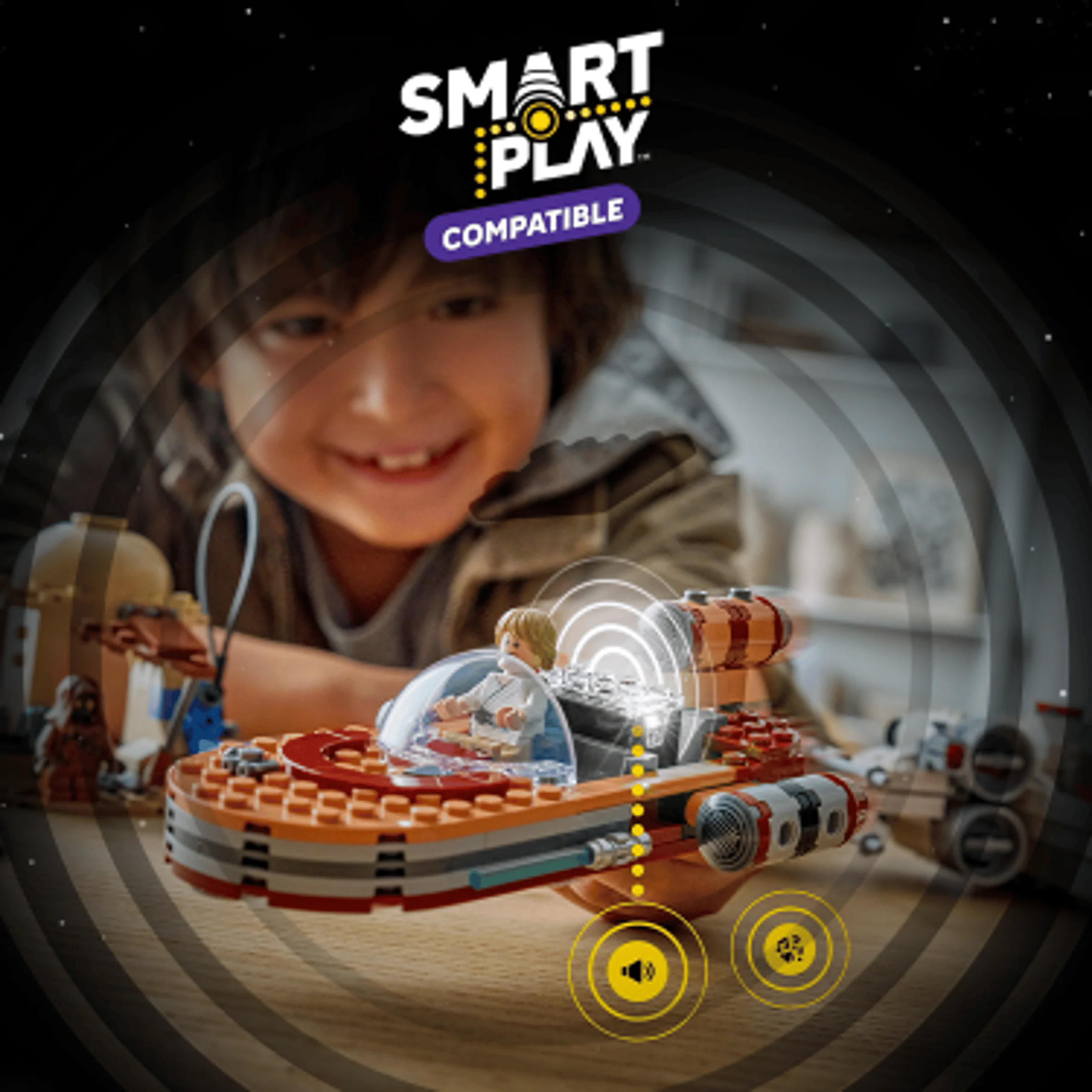 Copil zâmbind cu setul LEGO Star Wars - Landpseederul lui Luke și detalii interactive.