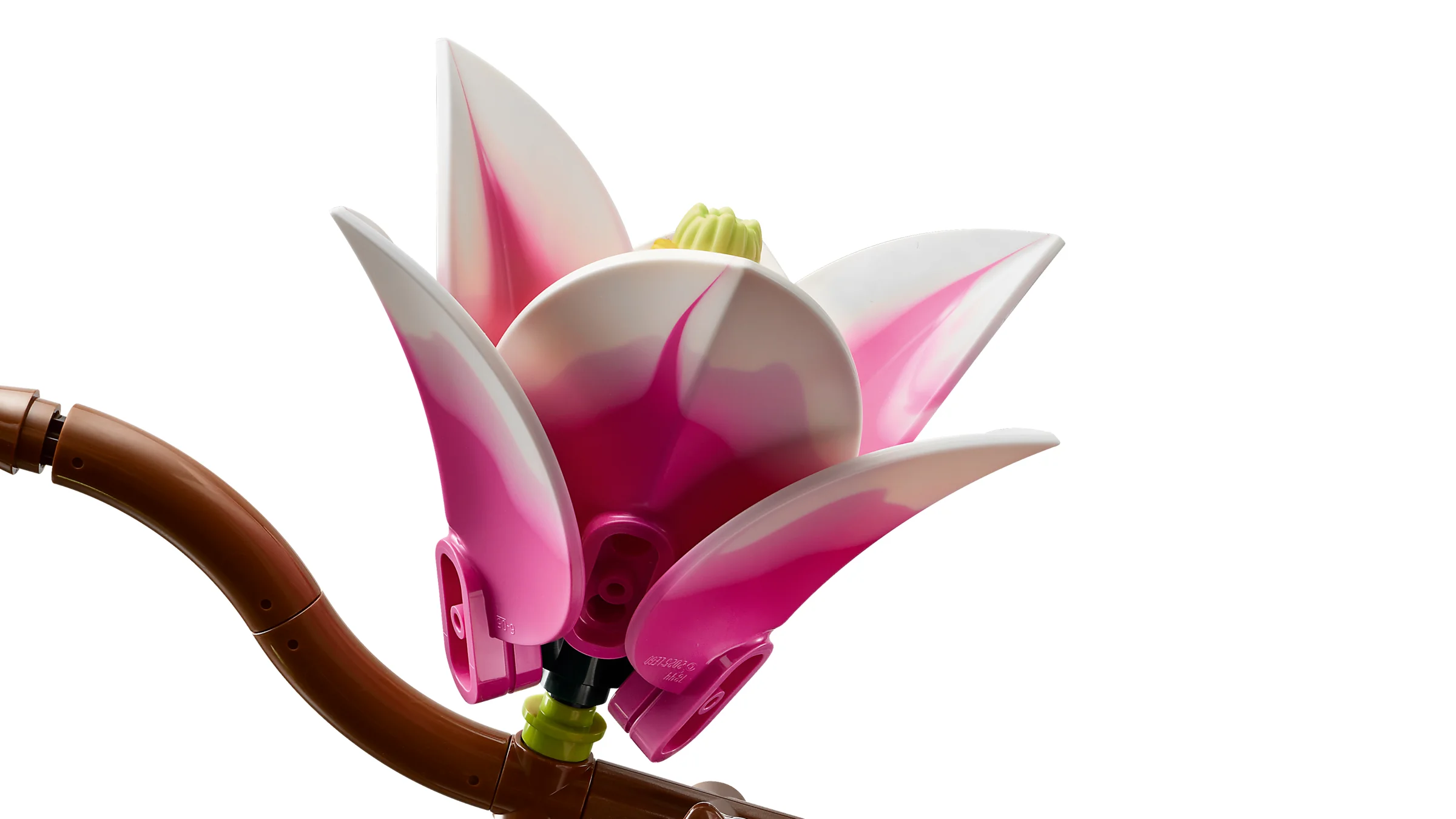 Prim-plan detaliat al unei flori de magnolie construite din LEGO, parte din setul 11510.