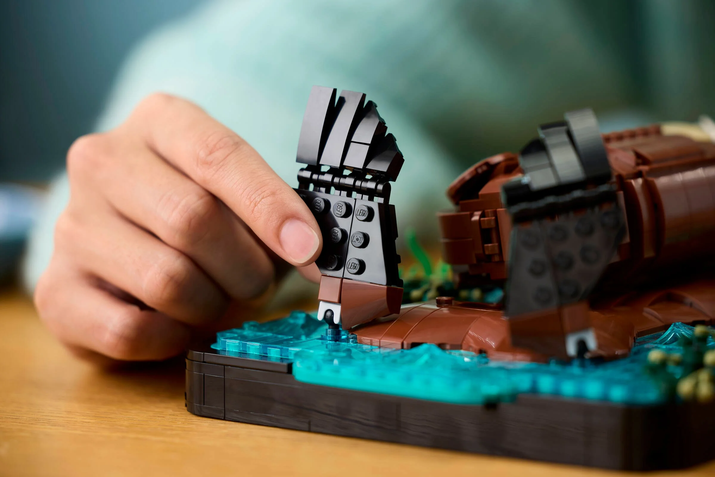Construirea unui element al setului LEGO 21366, vidre plutitoare.