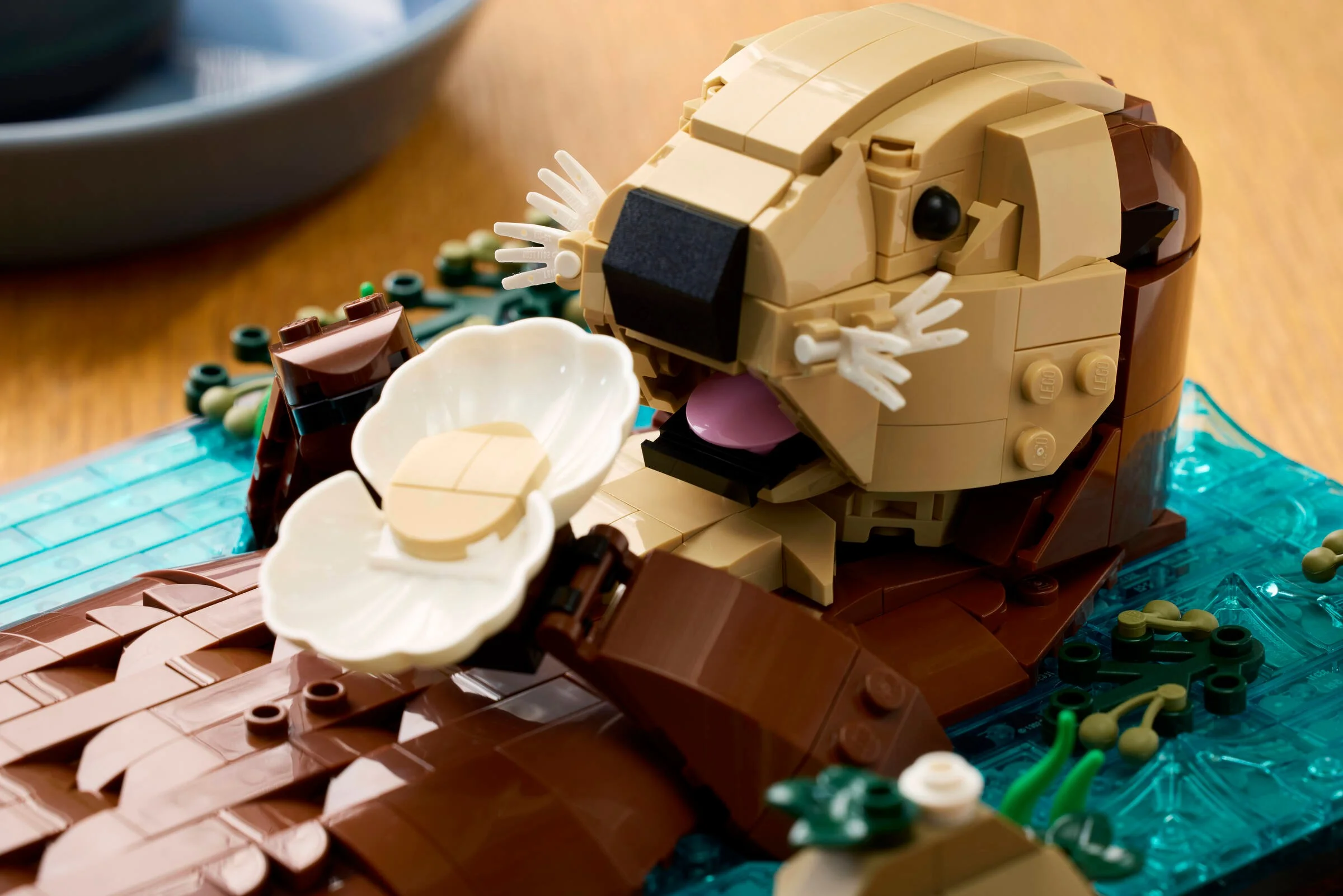 Prim-plan cu vidra plutitoare, evidențiind detaliile construcției LEGO.
